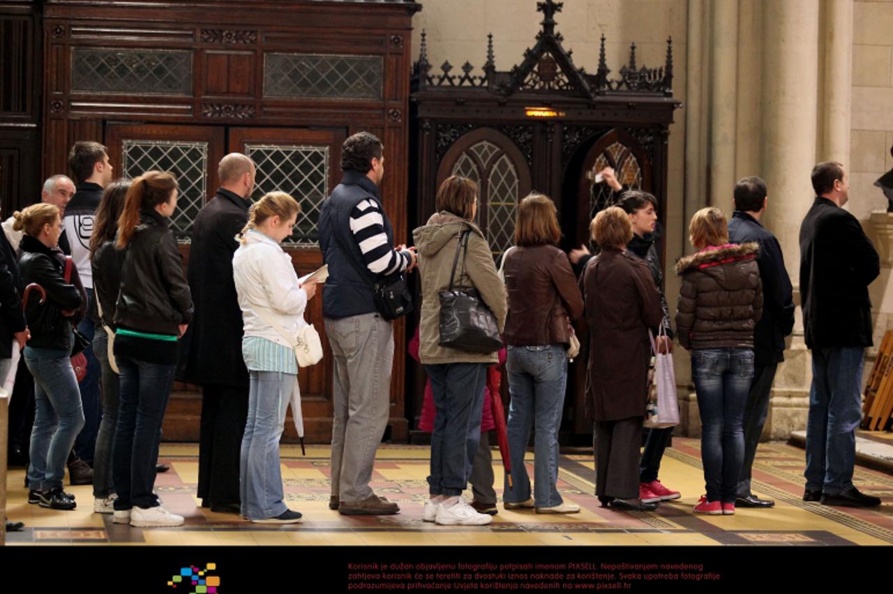 '06.04.2012., Zagreb - Na Veliki petak vjernici po tradiciji dolaze u crkve na ispovijed i duhovnu pripremu za Uskrs. U tisini zagrebacke katedrale Zagrepcani obilaze Kristov grob, pale svijece, ispov