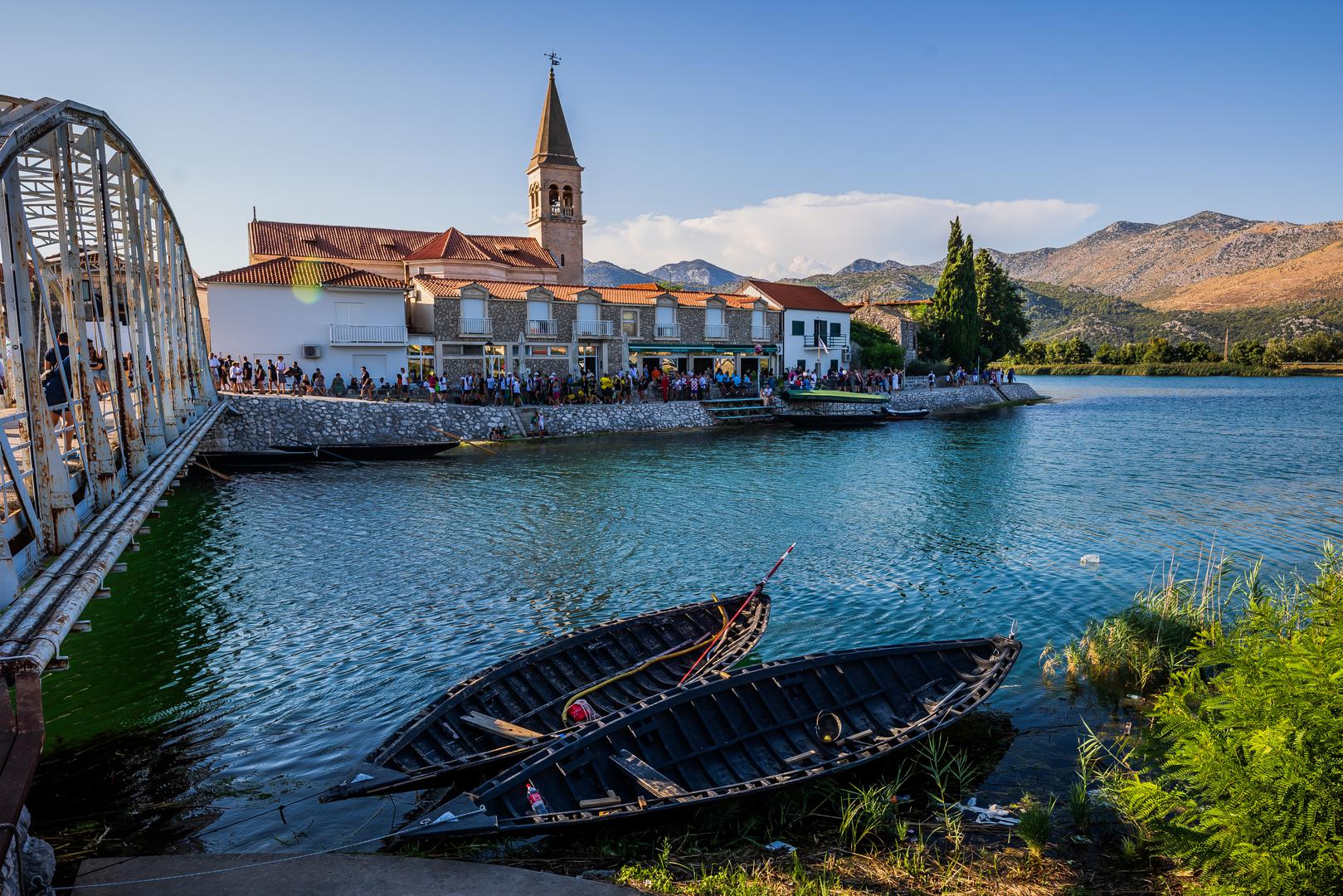 Tamo, čak i tijekom ljetnih mjeseci, temperatura vode rijetko prelazi sedam stupnjeva Celzijusa. Prema podacima portala Croatia Week i Science Blurtit, razlog toj neobičnoj hladnoći leži u blizini triju ledenjačkih jezera koja rashlađuju tlo i podzemne izvore, stvarajući rijetko viđen termalni kontrast.