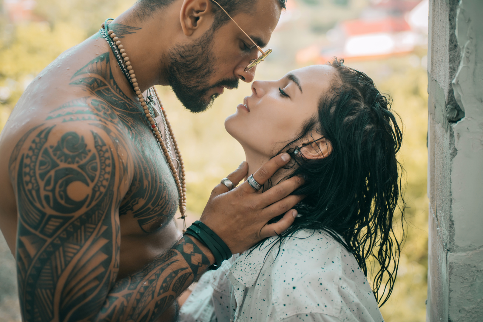 Ovan: Prvi na listi je Ovan, vatreni znak pod vladavinom Marsa. Muškarac Ovan je neustrašivi ratnik koji živi za izazove i prezire ograničenja, zbog čega često krši pravila. Njegova impulzivna priroda i želja za pobjedom čine ga beskompromisnim, a dosada mu je najveći neprijatelj. Ako u vezi nema stalne strasti, njegov nemirni duh potražit će uzbuđenje drugdje, a njegova izravnost može djelovati bezosjećajno.