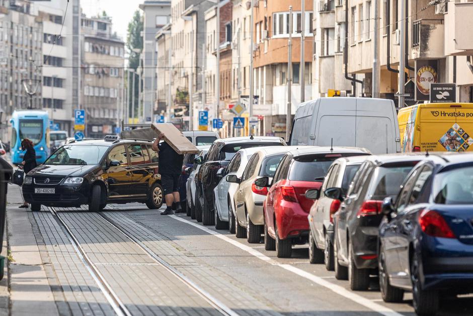 Zagreb: Tratinska ulica - nekada popularna zbog radnji i trgovina koje su danas većinom prazne 
