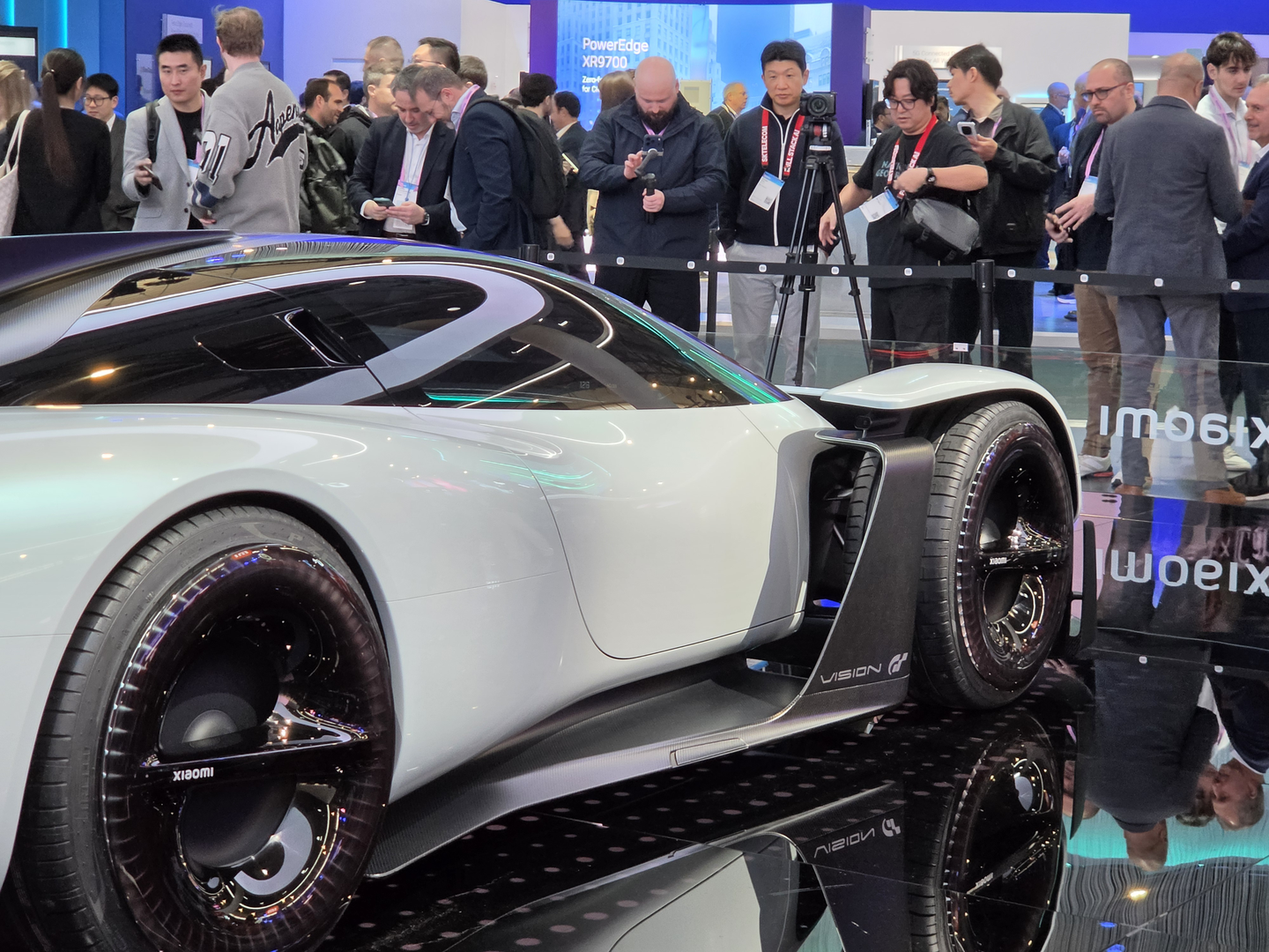 U Barceloni je Xiaomi donio fizički model u punoj veličini i nije nalik nijednom drugom automobilu. Automobil izgleda jako atraktivno i zasigurno će biti hit u poznatoj igri. 