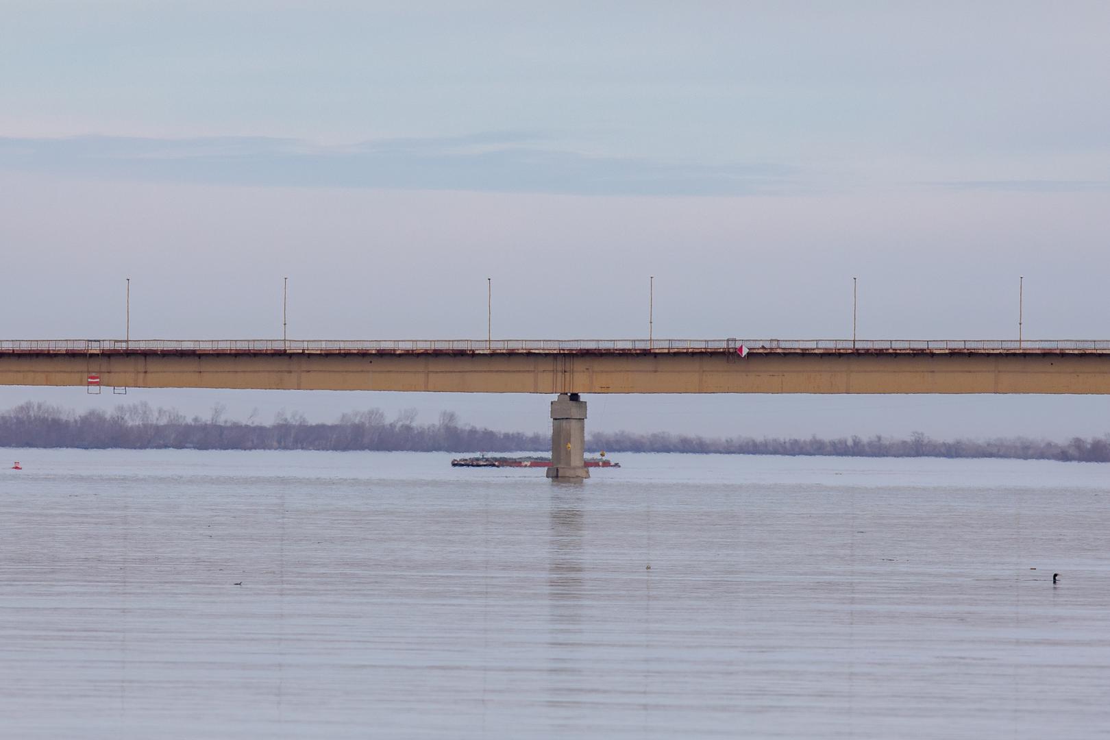 "Zbog potencijalne opasnosti za sigurno prometovanje vozila, nastaloj zbog udara teretnog broda u stup cestovnog mosta Ilok – Bačka Palanka jutros oko 1,55, obustavljen je promet na graničnom prijelazu Ilok", navode iz policijske uprave.