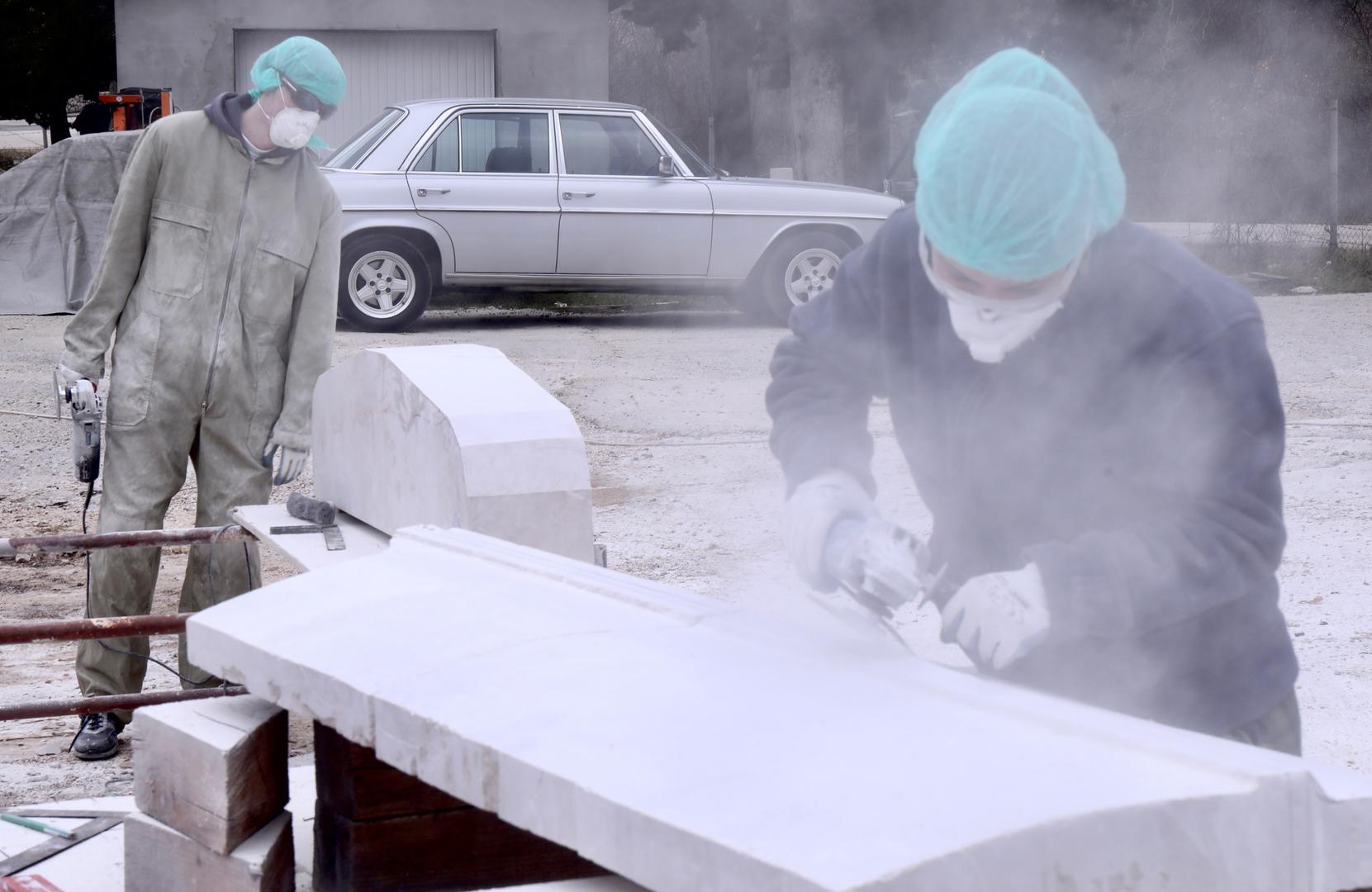 07.02.2024.,Imotski-Vrijedne ruke mladih umjetnika Roka Drzislava Rebica,,Emire Becirovic iz Ljubljane Karla Mrvosa iz Rijeke,Ive Japec i i Frana Marka Vlahinica iz Zagreba,uz nadzor inicijatora Ivana Topica Note svakodnevno klesu detalje spomenika Mercedesu koji se trebaju sklopiti i biti izlozeni ovog ljeta u Imotskom. Photo: Ivo Cagalj/PIXSELL