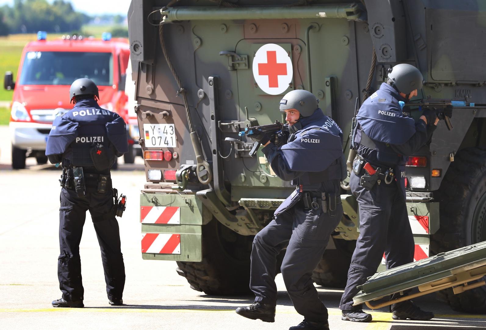 U simuliranom scenariju, specijalne policijske snage osiguravaju oporavak osobe koja je ustrijeljena u zračnoj bazi.