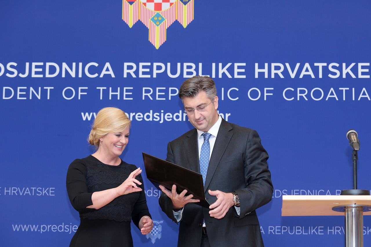 Predsjednica je A. Plenkoviću uručila mandat za sastavljanje Vlade