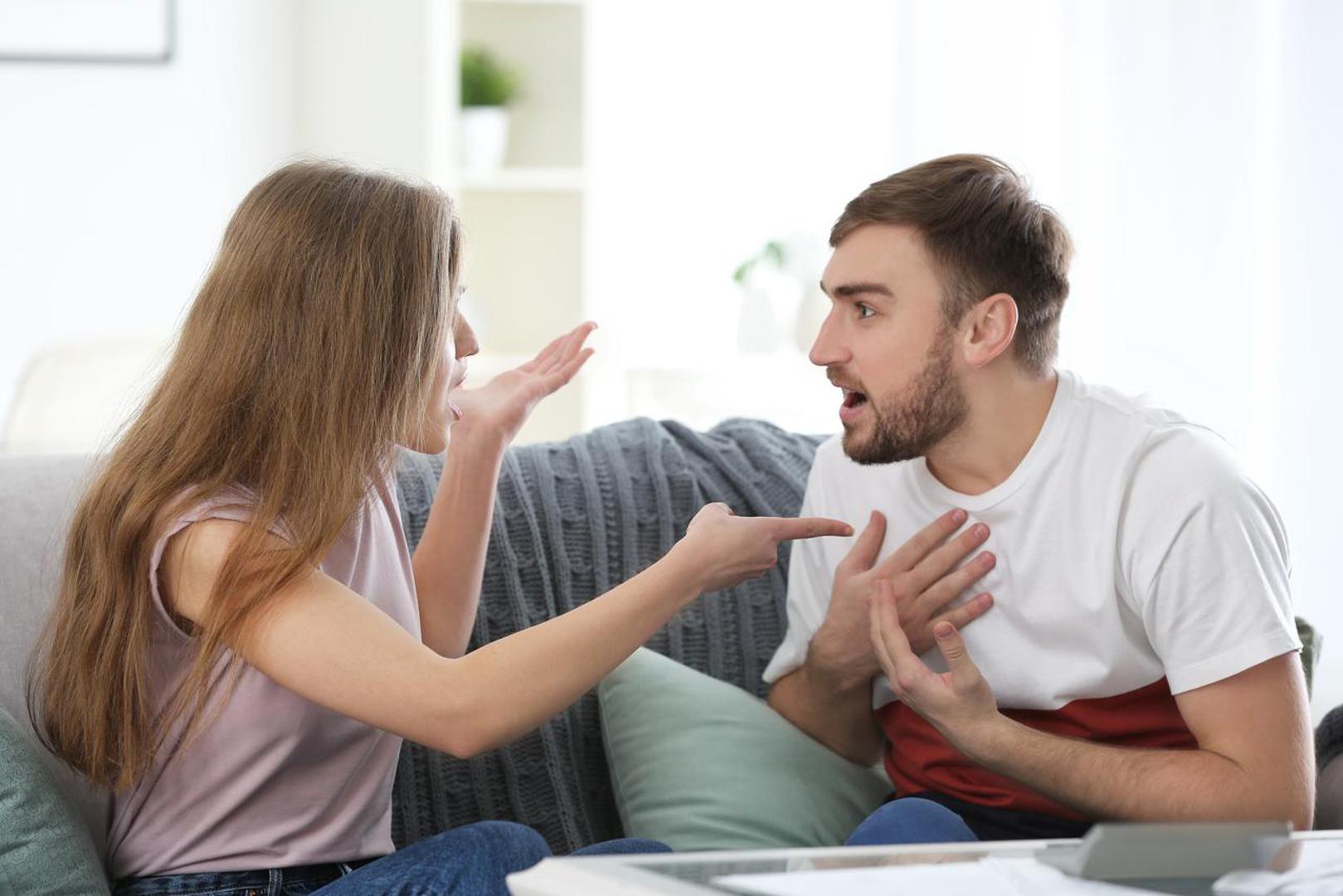 Neučinkovito komuniciranje
41 posto ispitanika navelo je nedovoljnu komunikaciju kao faktor broj jedan koji bi promijenili u svojoj sljedećoj vezi, jer je nedostatak dobre komunikacije najveći razlog težnje za razvodom. Psihologinja tvrdi da bi se trebalo vježbati aktivno slušanje, odnosno da partneri pokušavaju čuti što druga osoba govori, ponavljajući ono što su upravo čuli i pitajući jesu li dobro razumjeli. Također kaže da partneri moraju otkriti više o sebi kako bi održali komunikaciju. 