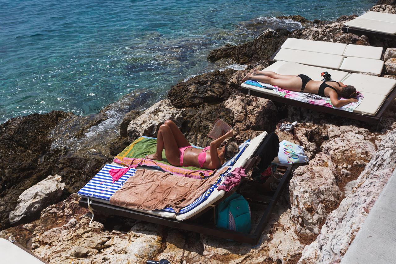 Ulice i plaže na Hvaru u vrhuncu turisitčke sezone