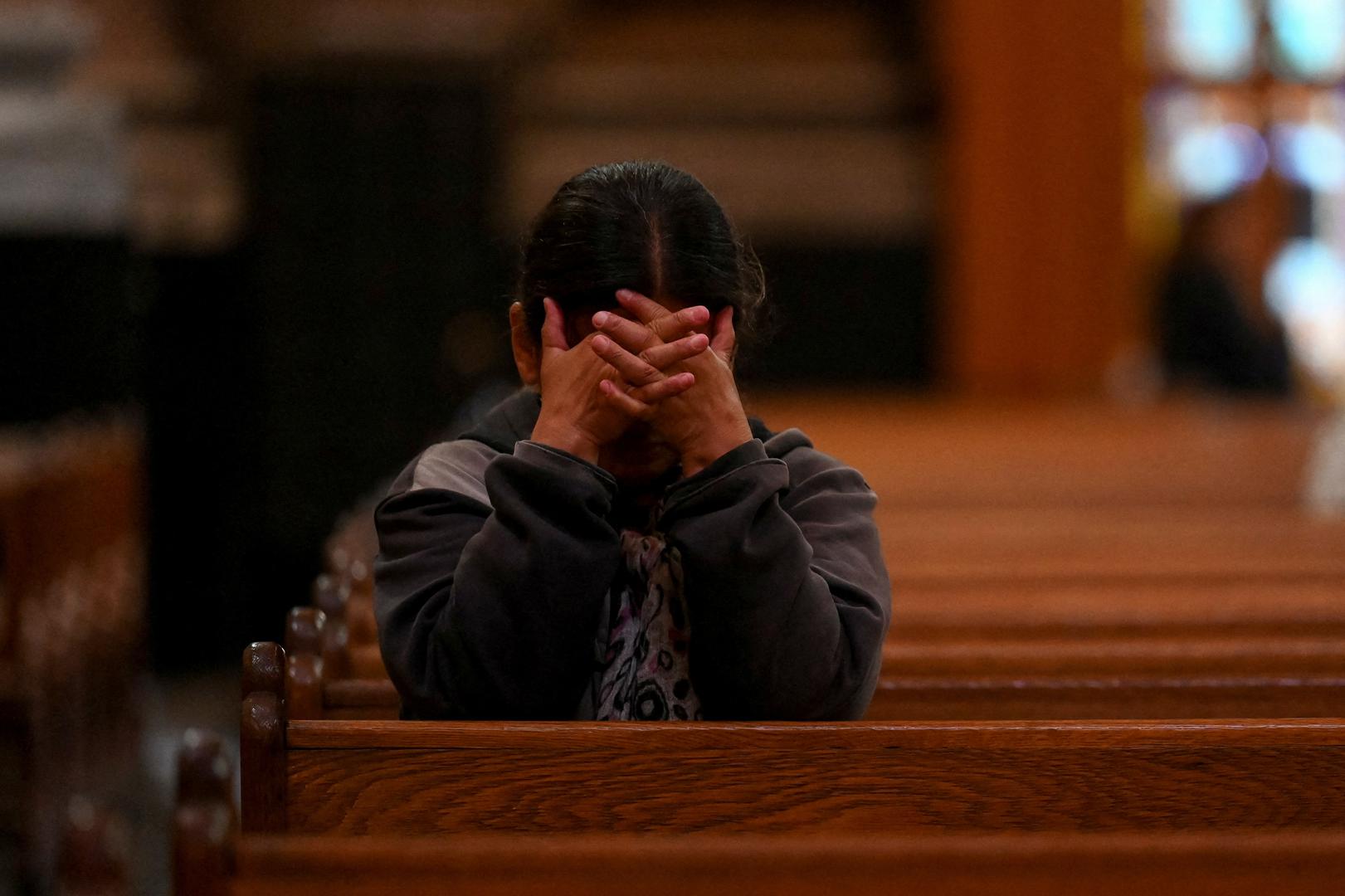 A faithful prays inside Basilica of San Jose de Flores, after the death of Pope Francis was announced by the Vatican, in Buenos Aires, Argentina, April 21, 2025. REUTERS/Martin Cossarini     TPX IMAGES OF THE DAY Photo: Martin Cossarini/REUTERS