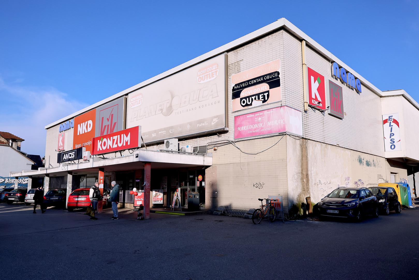 Nama na Kustošiiji također je pretvorena u mini kvartovski šoping centar, te se ondje nalazi niz trgovina. 