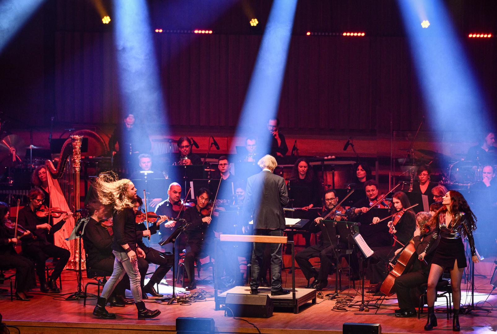 Vrhunski bend čine elitni češki instrumentalisti - František Hönig, bubnjar koji je nastupao s legendarnim Frankom Zappom, kojega je ovom prilikom zamijenio Marko Lazarić iz Prljavog kazališa, te Jiří Rambousek, gitarist koji oduševljava svojim tehničkim umijećem, strastvenom virtuoznošću i emotivnom ekspresijom