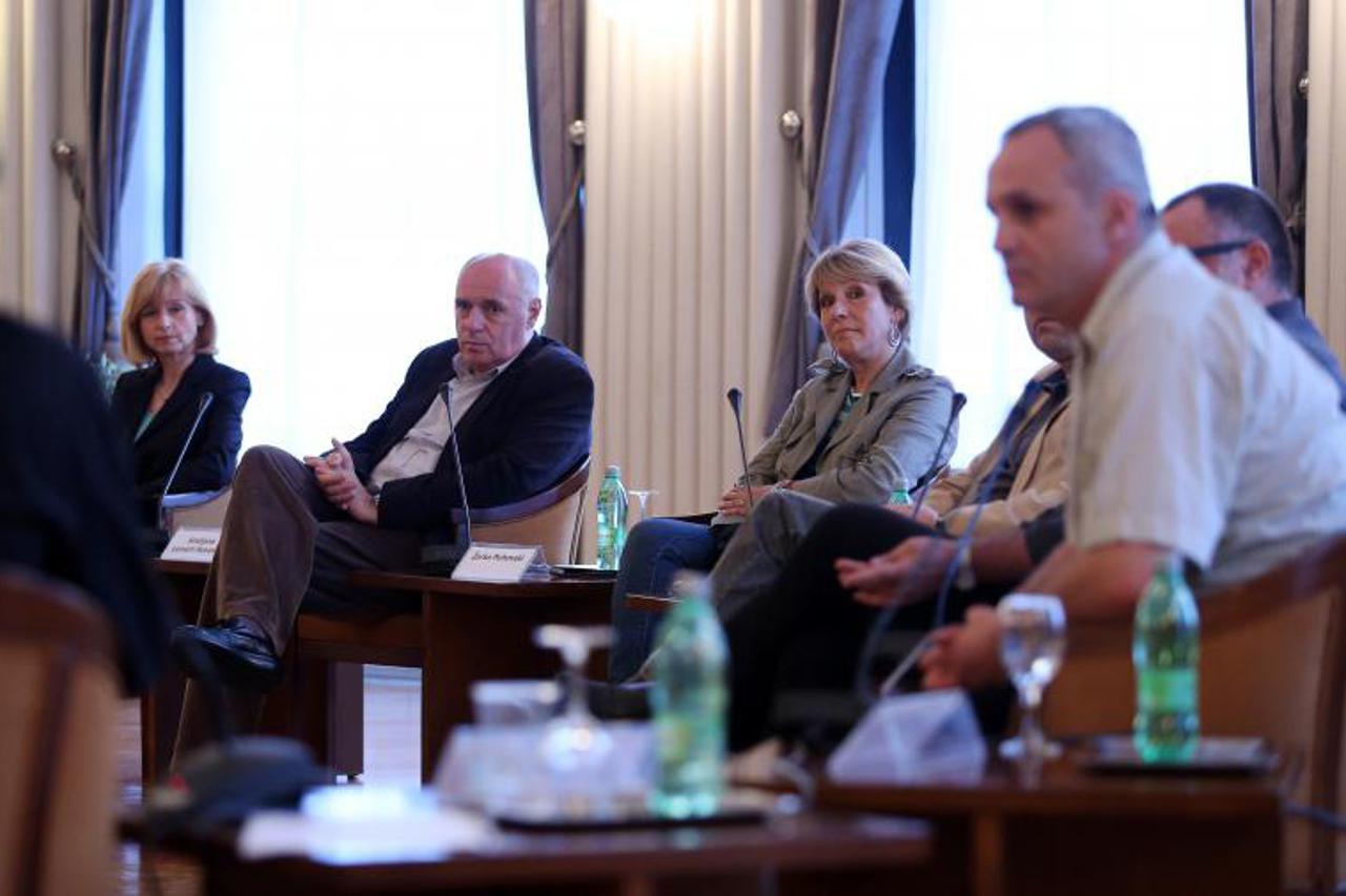 okrugli stol,hnd (1)