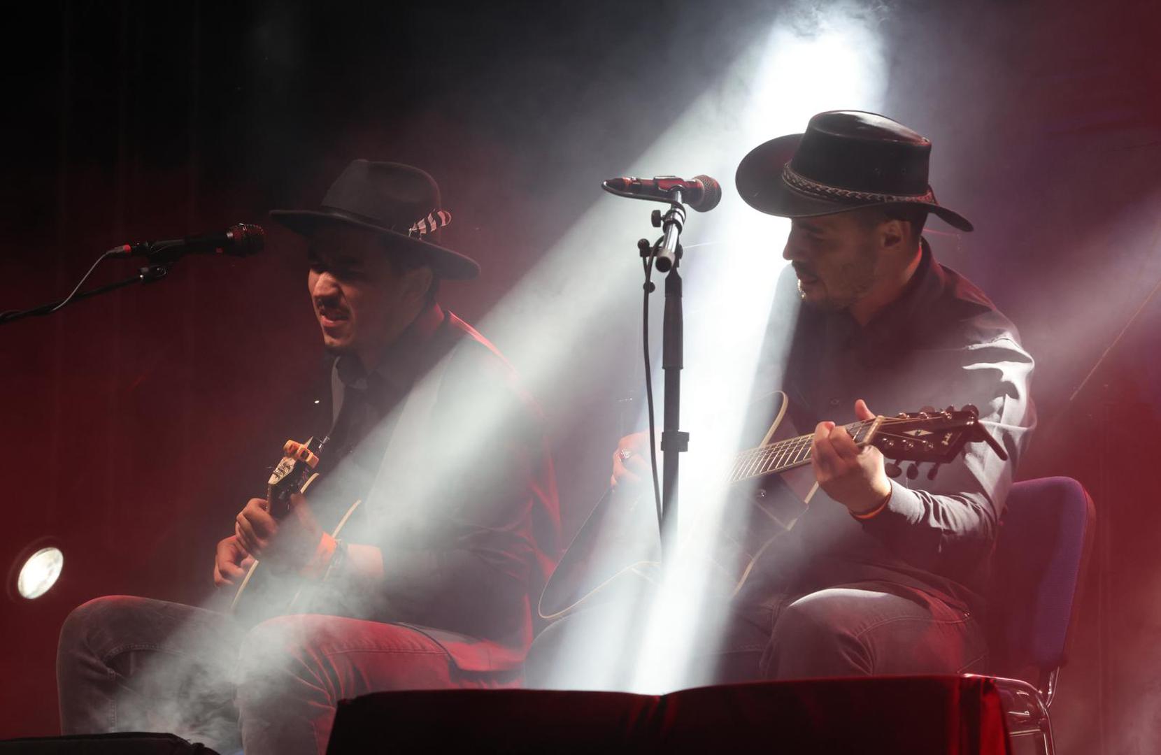 Glavno ime petka bio je Robert Finley, američki bluesman koji je karijeru ozbiljnije gradio tek u svojim šezdesetima, nakon što je zbog glaukoma gotovo posve izgubio vid. Širu je popularnost stekao nastupom u polufinalu America's Got Talent, a na njega je obratio pažnju Dan Auerbach (The Black Keys), s kojim od tada surađuje diskografski i koji ga smatra jednim od najboljih suvremenih soul vokala. 