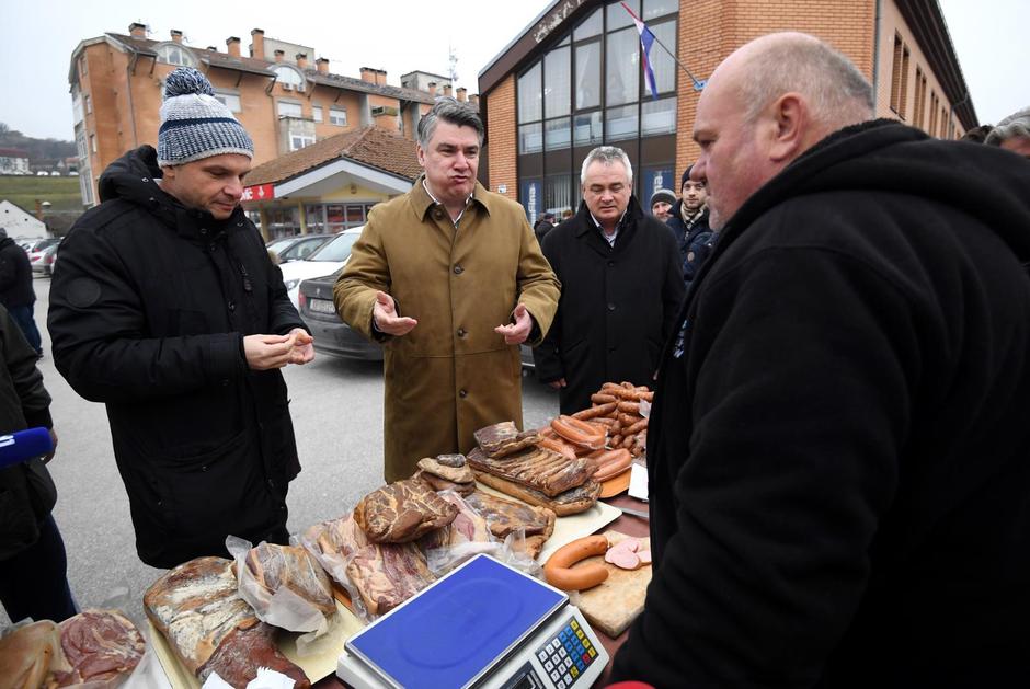Zoran je u kampanji bez žurbe. Razgovara sa svakim koga sretne, u malim mjestima ne održava skupove, već popije kavu, podruži se, raspita za probleme. Pristupačan je