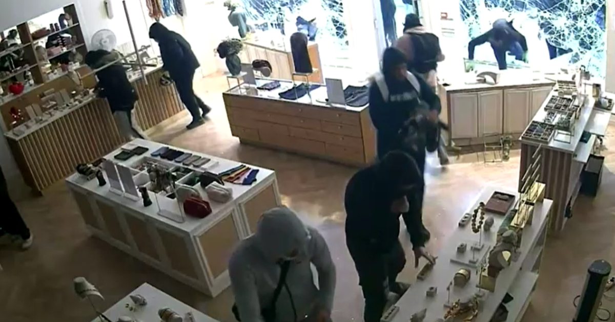 VIDEO Ovo je trenutak kada su izgrednici masovno uletjeli u zatarnicu i opustošili je