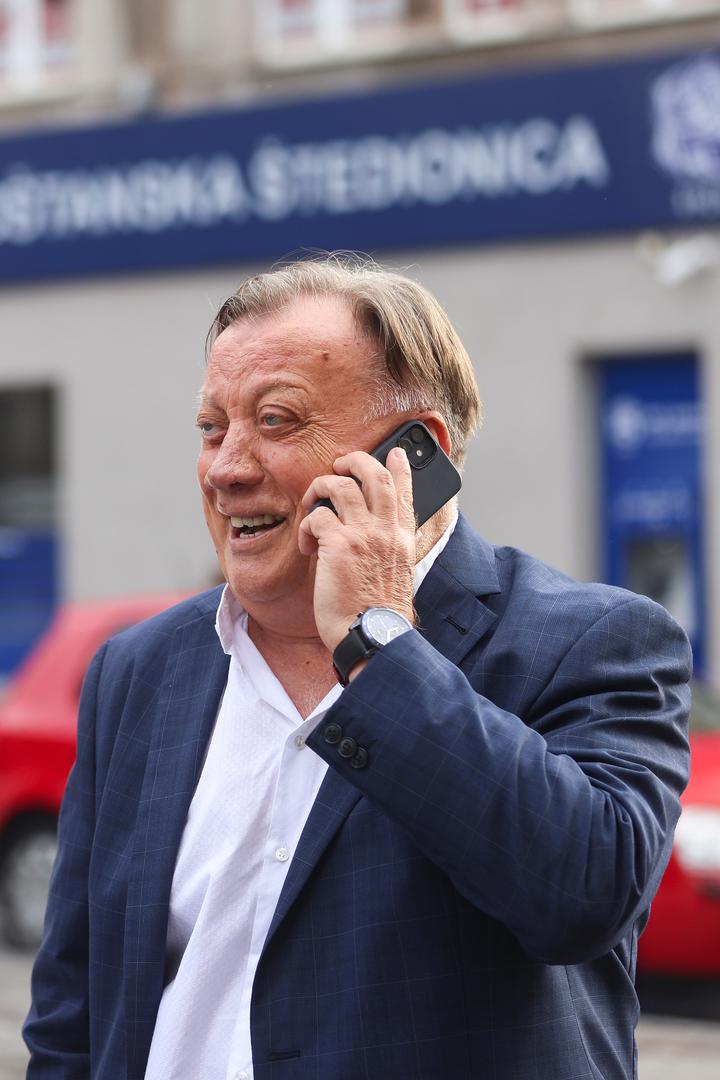 - Halid će meni: 'Hoćeš li se ti udati?' Ja ne reagiram. Opet me pita: 'Hoćeš li se udati za mene?' Sestra me pod stolom lupa nogom. A ja, onako, da ga skinem s dnevnog reda, kažem da hoću. I već njegovi prijatelji jure k mojim roditeljima javiti da sam se ja udala! Kad sam došla kući i vidjela izraz na licu svoga brata, sve mi je bilo jasno - ispričala je jednom Sejda Bešlić.