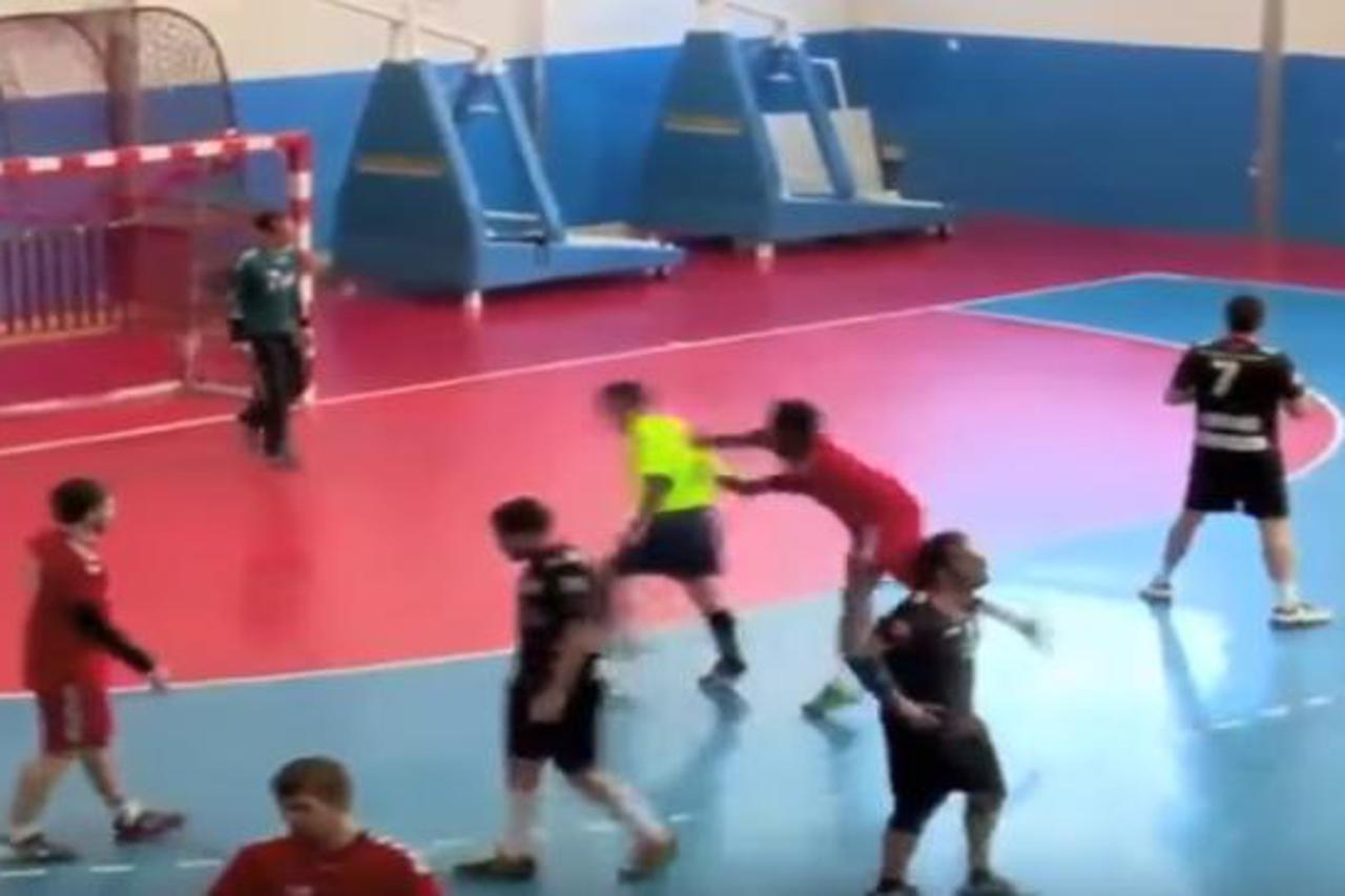 Rukometaš udario suca