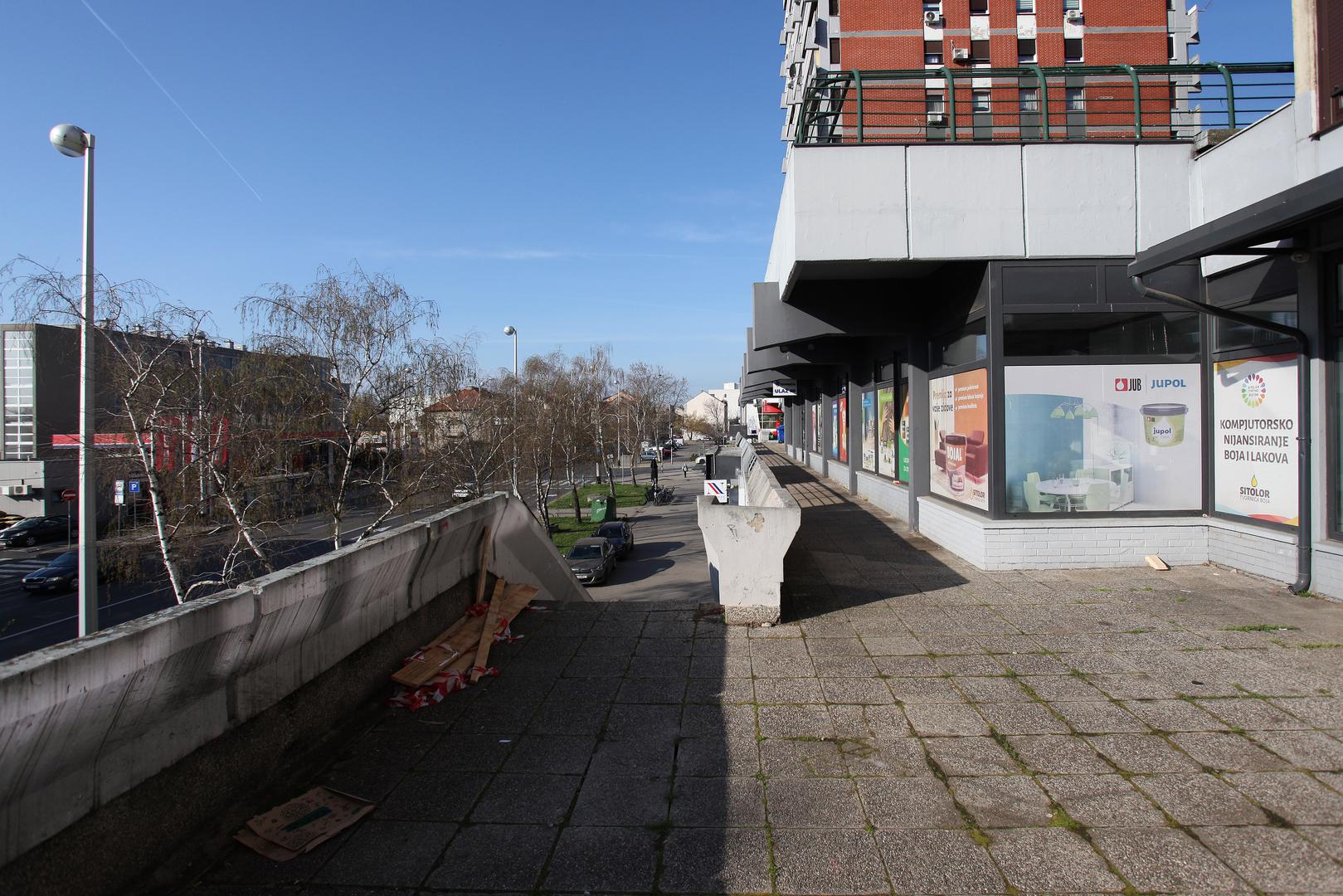 Prema nalogu Ministarstva utvrđeno je da su konstrukcijski elementi armiranobetonskih stepenica oštećeni usljed starenja i degradacije materijala, kao i dodatno potresima, i da su neupotrebljive.