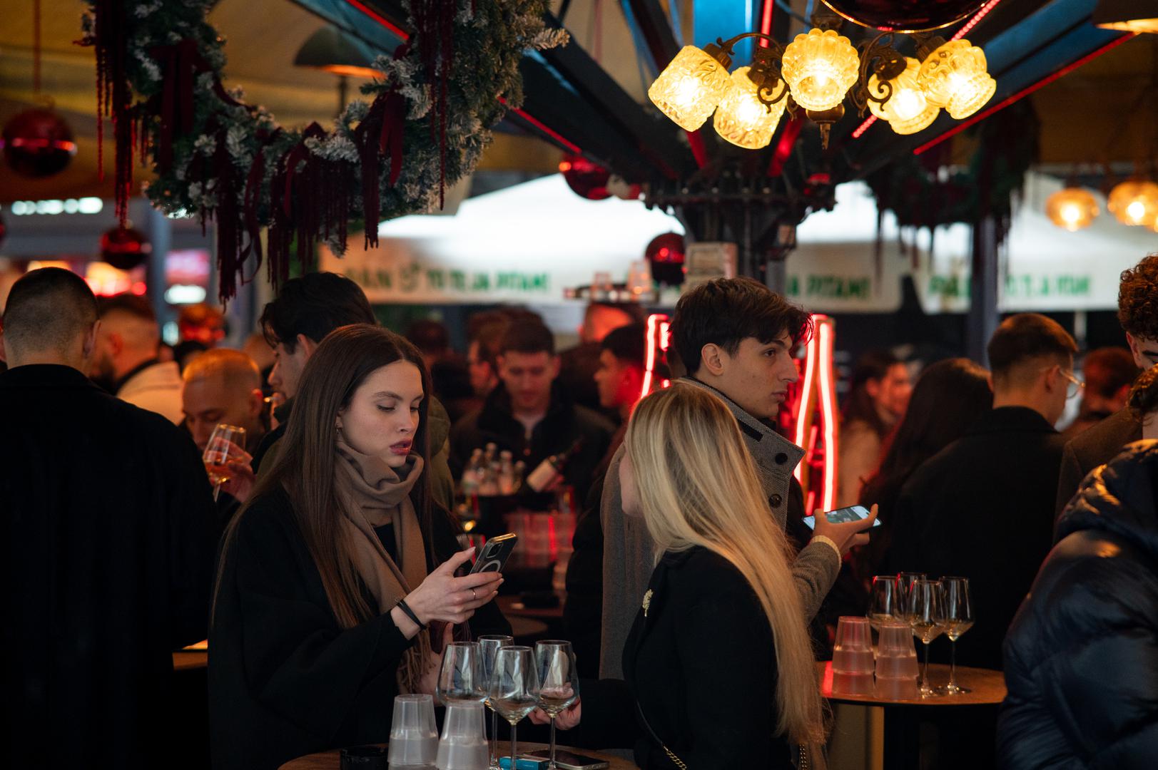 Unatoč svemu, duh tradicije ne jenjava, svi se trude da se već tradicionalni dnevni tulum za Badnjak ipak održi.