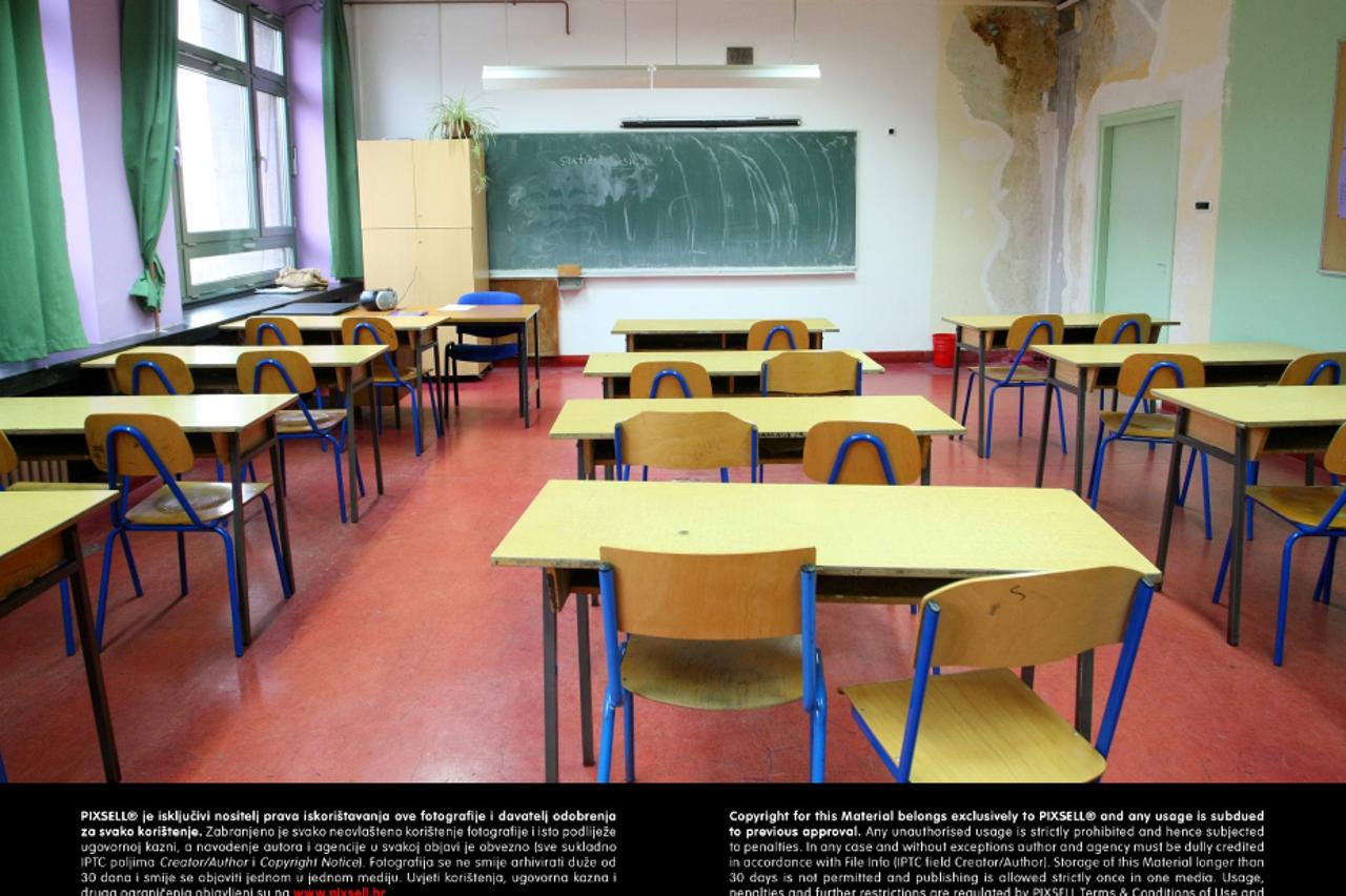 škola,školske klupe,učenici,portal