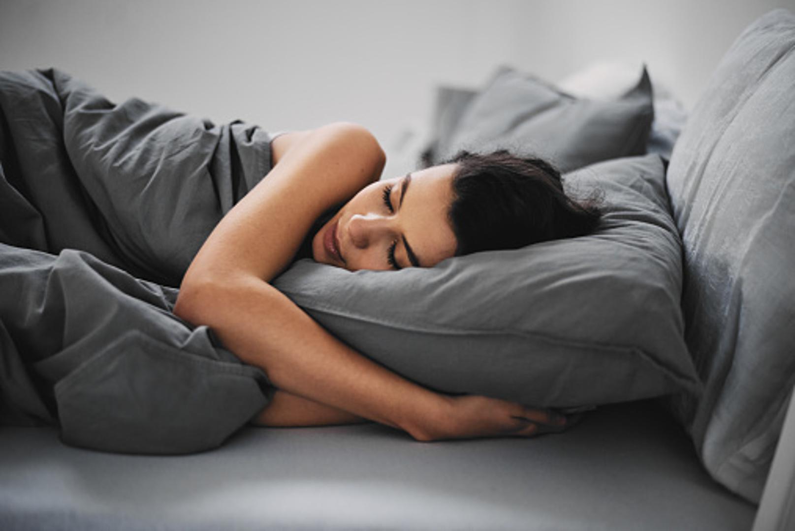 Stalno ste umorni? Možda nemate dovoljno kvalitetnog noćnog sna. Jeste li se zapitali odlazite li na spavanje u "pravo vrijeme"? Stručnjaci tvrde da nema pravog vremena za odlazak na spavanje, no, ipak nešto govori o vama to kada odlazite na počinak. 