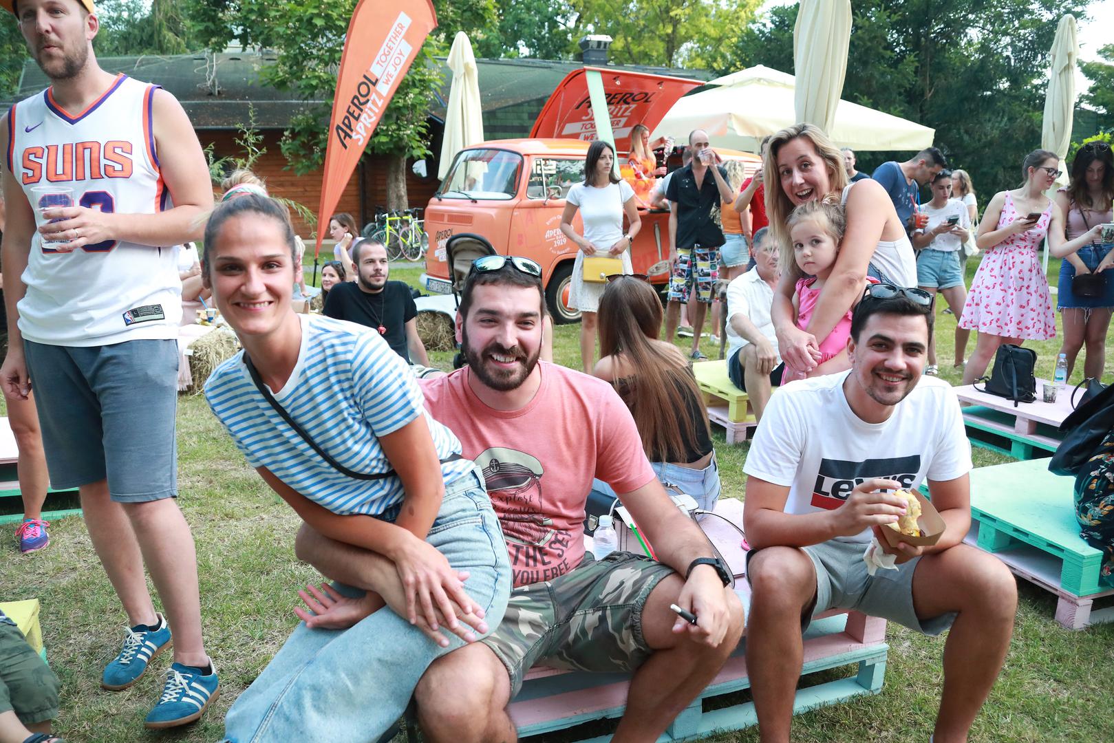 01.07.2020., Zagreb - Jarun. Na jarunskom jezeru od 1. do 5. srpnja odrzava se manifestacija koja slavi pokretnu gastronomiju. Na prostranoj livadi pokraj kultnog kluba Aquarius, u sklopu prvog izdanja FoodTruck Festivala nalaze se se osam kamiona razlicitih velicina i oblika, iz kojih se posjetitelji mogu okrijepiti a pokraj glazbene pozornice uzivati u nastupima bendova. Photo: Sanjin Strukic/PIXSELL