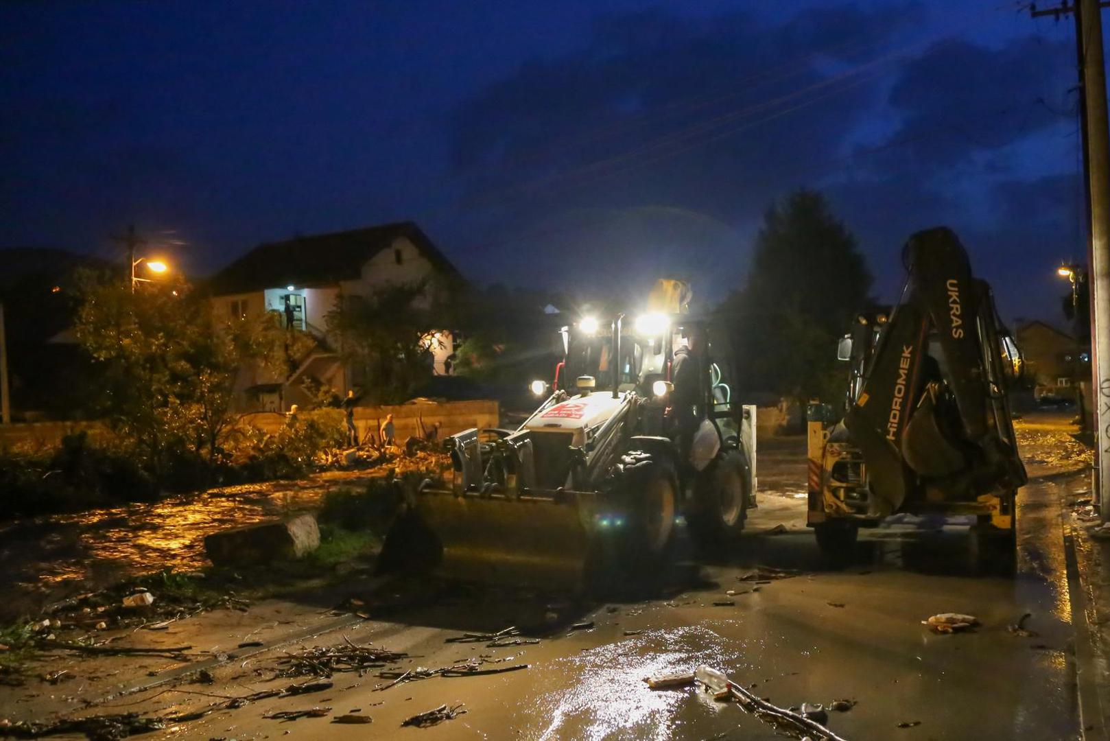 21, May, 2024, Novi Pazar - Novi Pazar was badly hit by the storm, the swollen river Trnavica spilled out of its bed, many citizens are stuck in their houses, teams are on the ground and carry out the necessary interventions. Photo: Elmedin Hajrovic/ATAImages21, maj, 2024, Novi Pazar - Novi Pazar tesko je pogodjen nevremenom, nabujala reka Trnavica izlila se iz svog korita,  brojni gradjani su zaglavljeni u kucama, ekipe su na terenu i vrse neophodne intervencije. Photo: Elmedin Hajrovic/ATAImages Photo: Elmedin Hajrovic/ATA Images/PIXS/PIXSELL