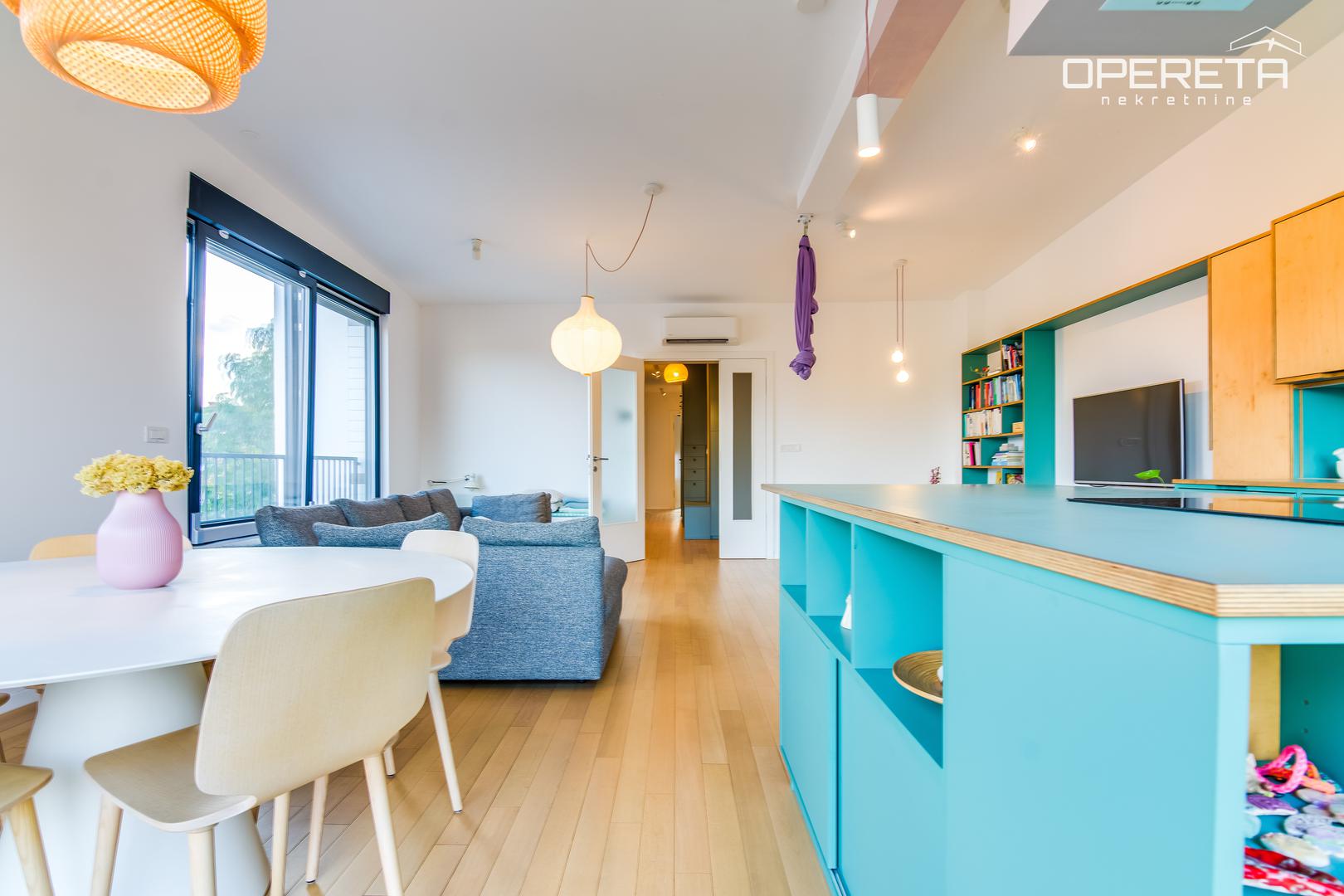 Na posljednjoj etaži moderne urbane vile na Trešnjevci prodaje se prostran četverosoban penthouse s velikom terasom i garažnim parkirnim mjestom po cijeni od 728.000 €. Nekretnina ima ukupnu neto obračunsku površinu 115,12 m².