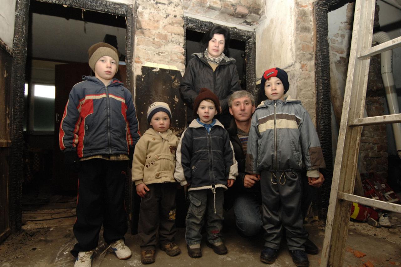 '15.12.2010., Gorican- Branitelji pomazu obitelji iz Goricana s devetero djece kojima je u pozaru izgorjela kuca. Steta je 100000kn a imovina nije osigurana. Photo: Vjeran Zganec-Rogulja/PIXSELL'