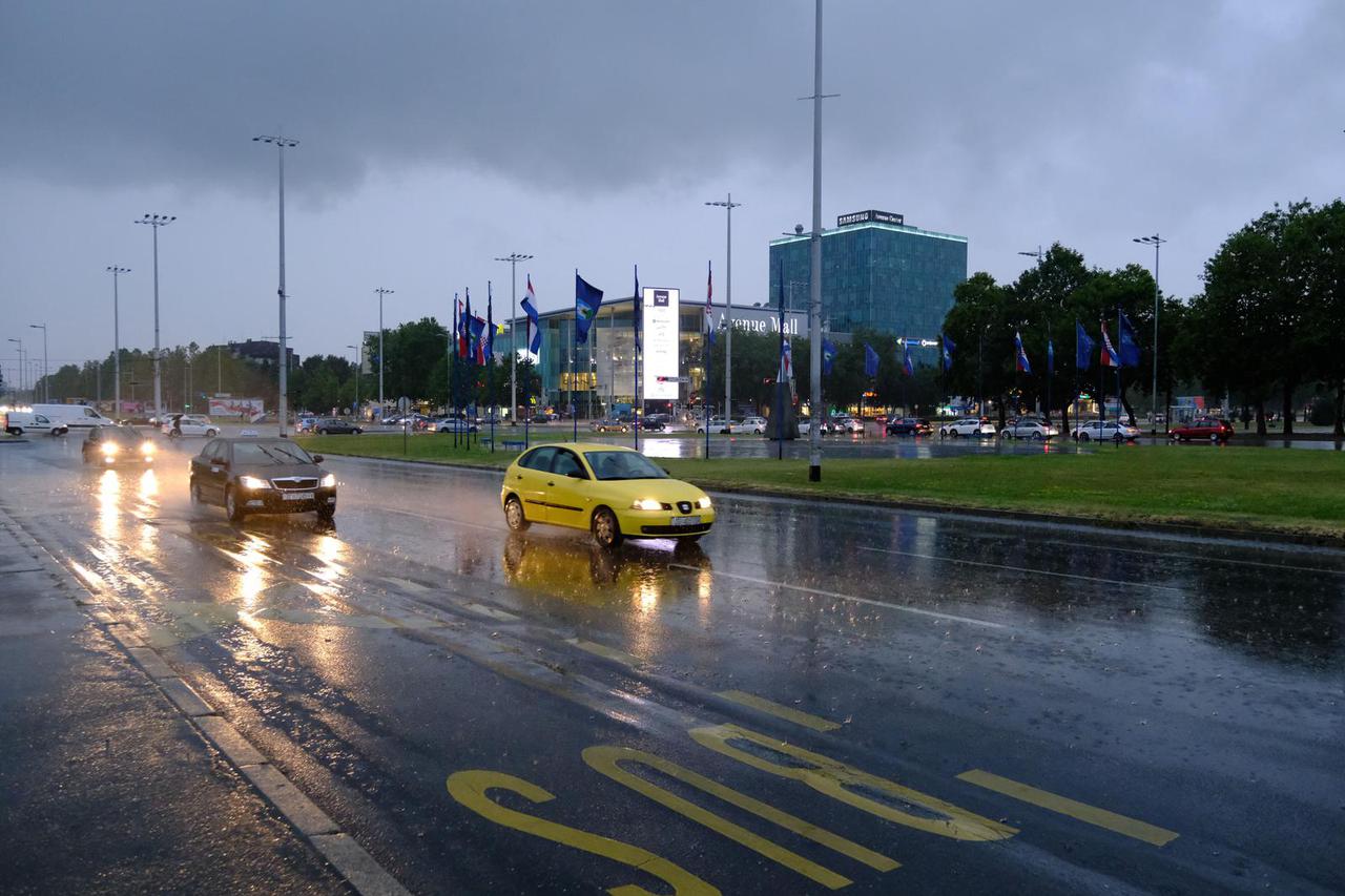 Grmljavina i kiša u večernjim satima zahvatila Zagreb
