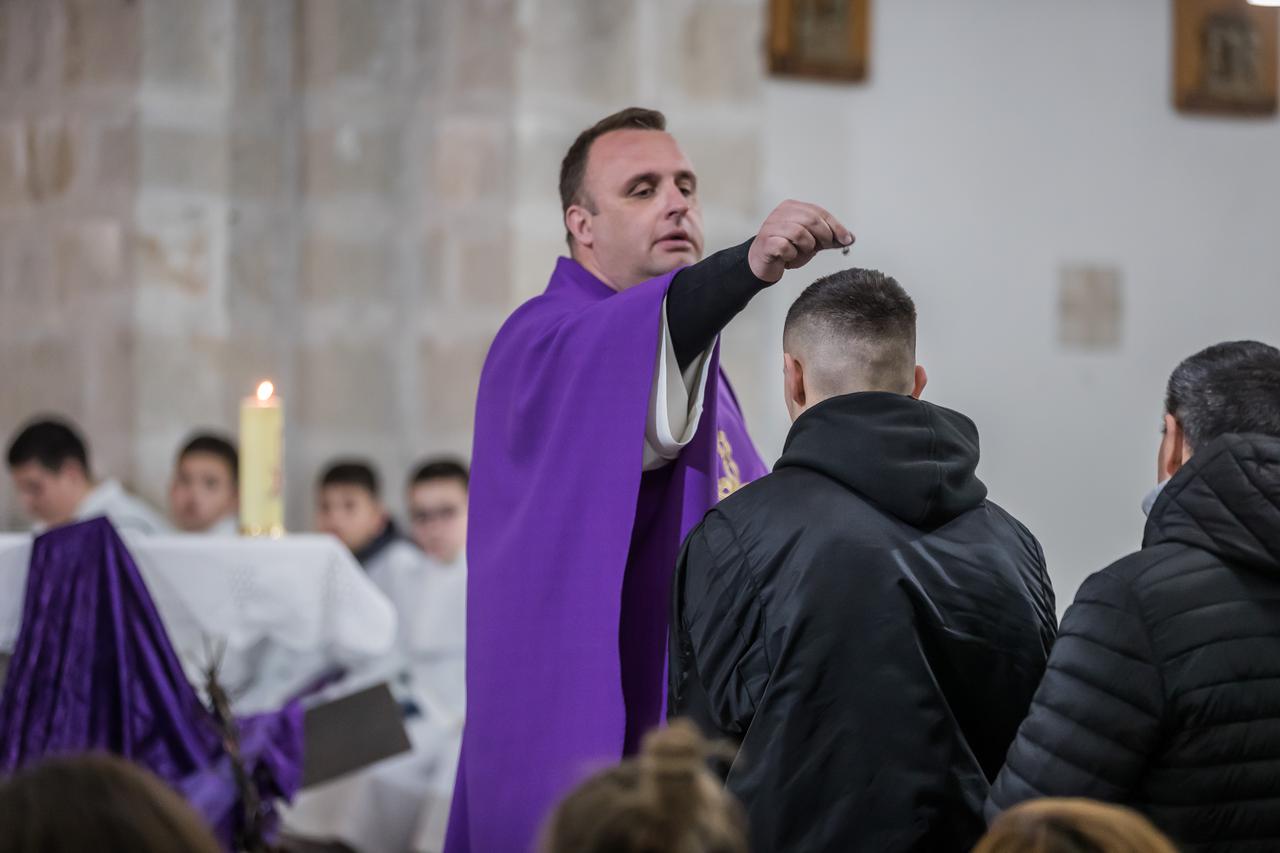 Kaštel Stari: Misno slavlje s obredom pepeljanja na Cistu srijedu ili Pepelnicu u crkvi Gospe Ruzarice