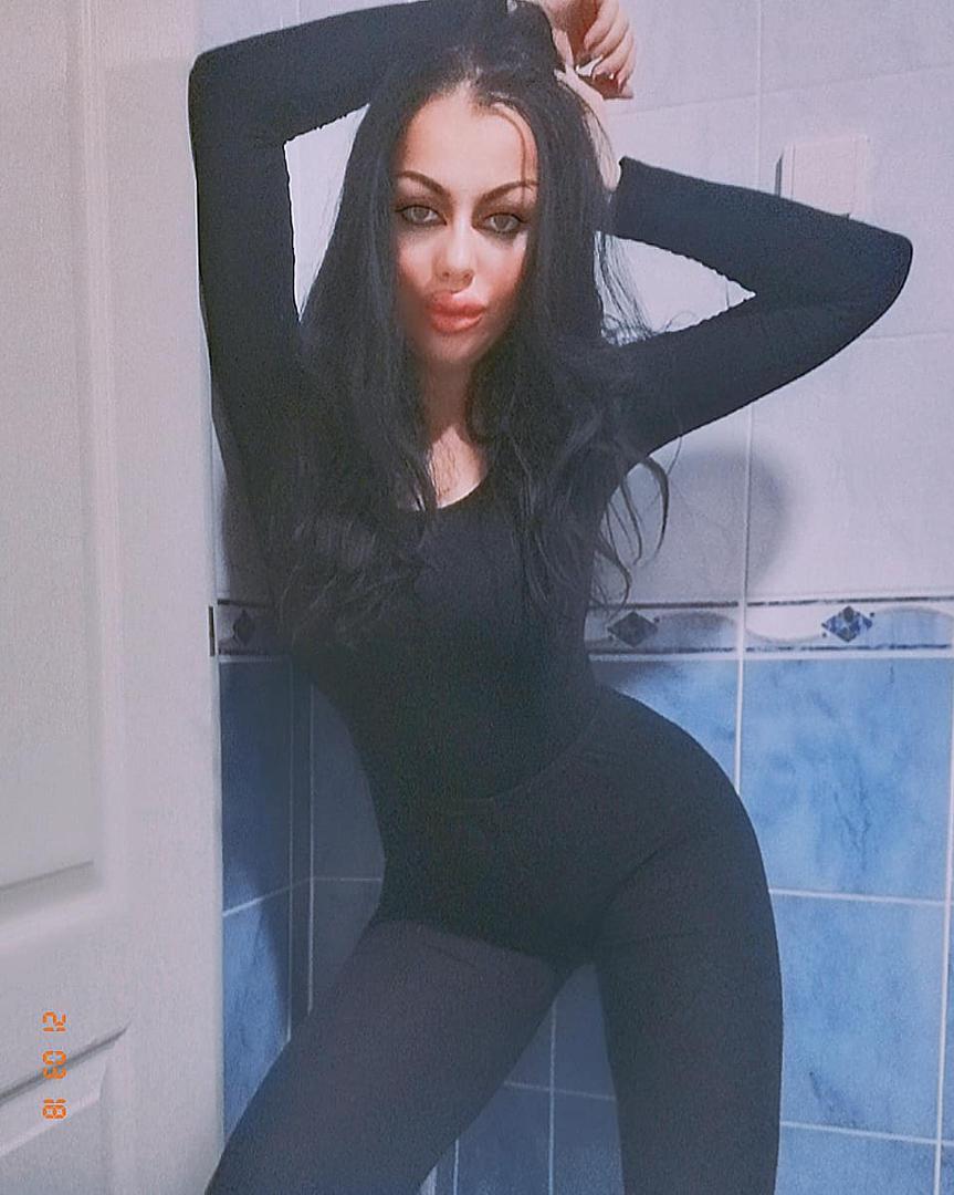 - Bila sam u Budimpešti kada je igrao pa u Torinu. Volim ga odavno. Vodila sam čak i njegovu fan stranicu. Prvi put smo se upoznali u Budimpešti. Tada se nismo slikali, vidjela sam ga samo usput. Prije dvije godine kada je dolazio, mahnuo mi je da priđem. Prepoznao me je, ali možda to nije dobro da se zna - dodala je Biljana.