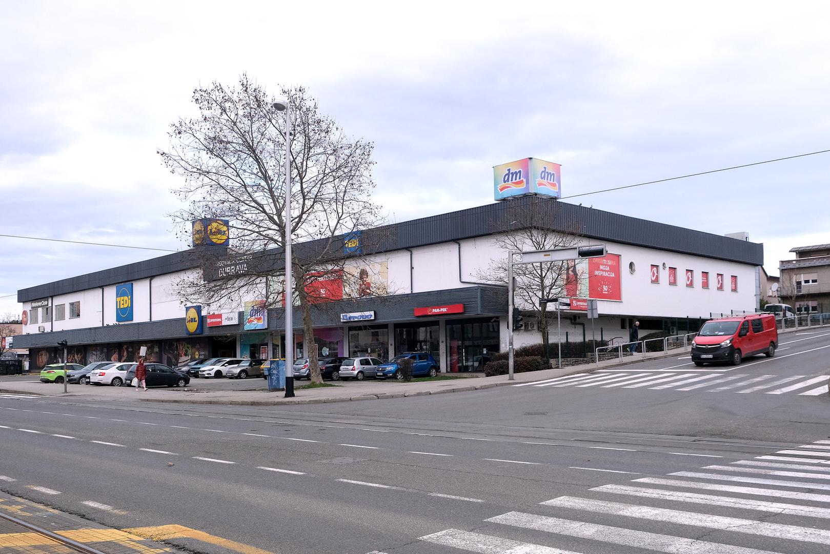 ... A na Aveniji Dubrava sada radi Lidl, uz nekoliko specijaliziranih dućana obuće i odjeće te drugih potrepština. Na katu je, pak, teretana. 