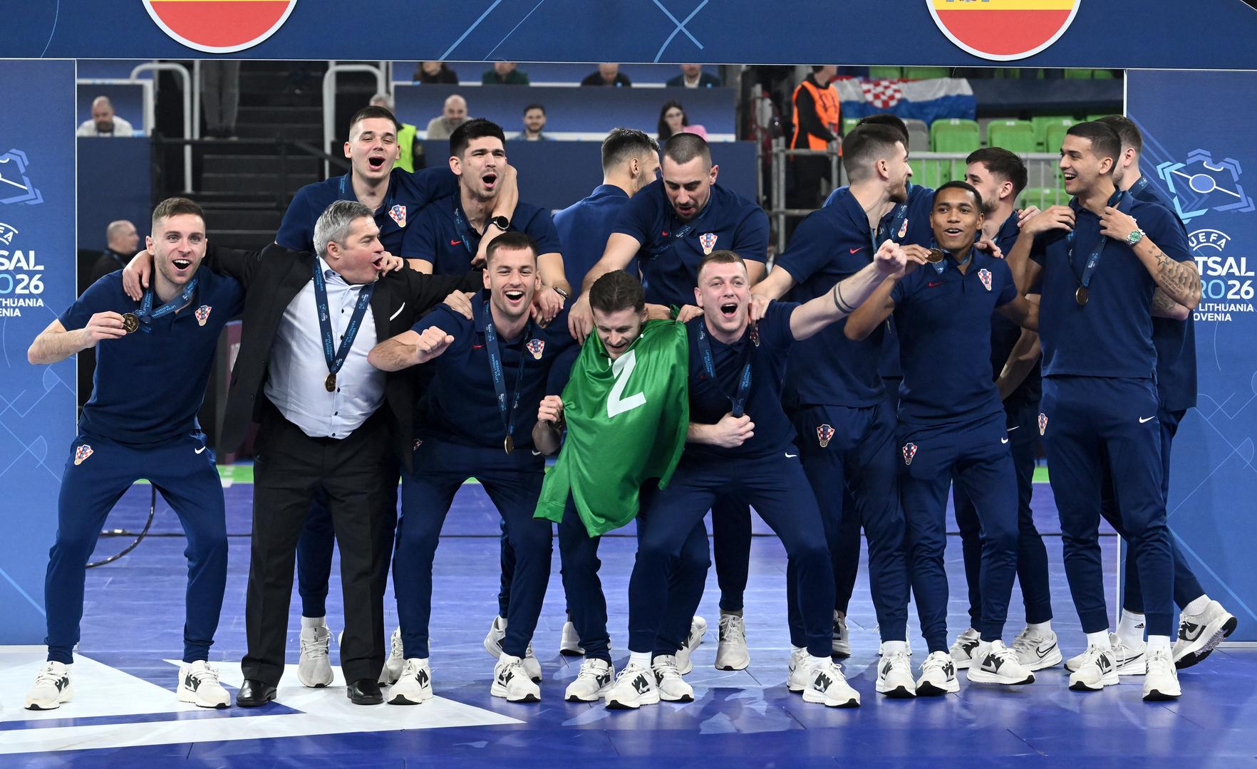 Na dodjelu su donije dres s brojem 2 koji je pripadao Matiji Caparu, bivšem hrvatskom reprezentativcu koji je 2018. tragično preminuo u prometnoj nesreći u dobi od 33 godine.