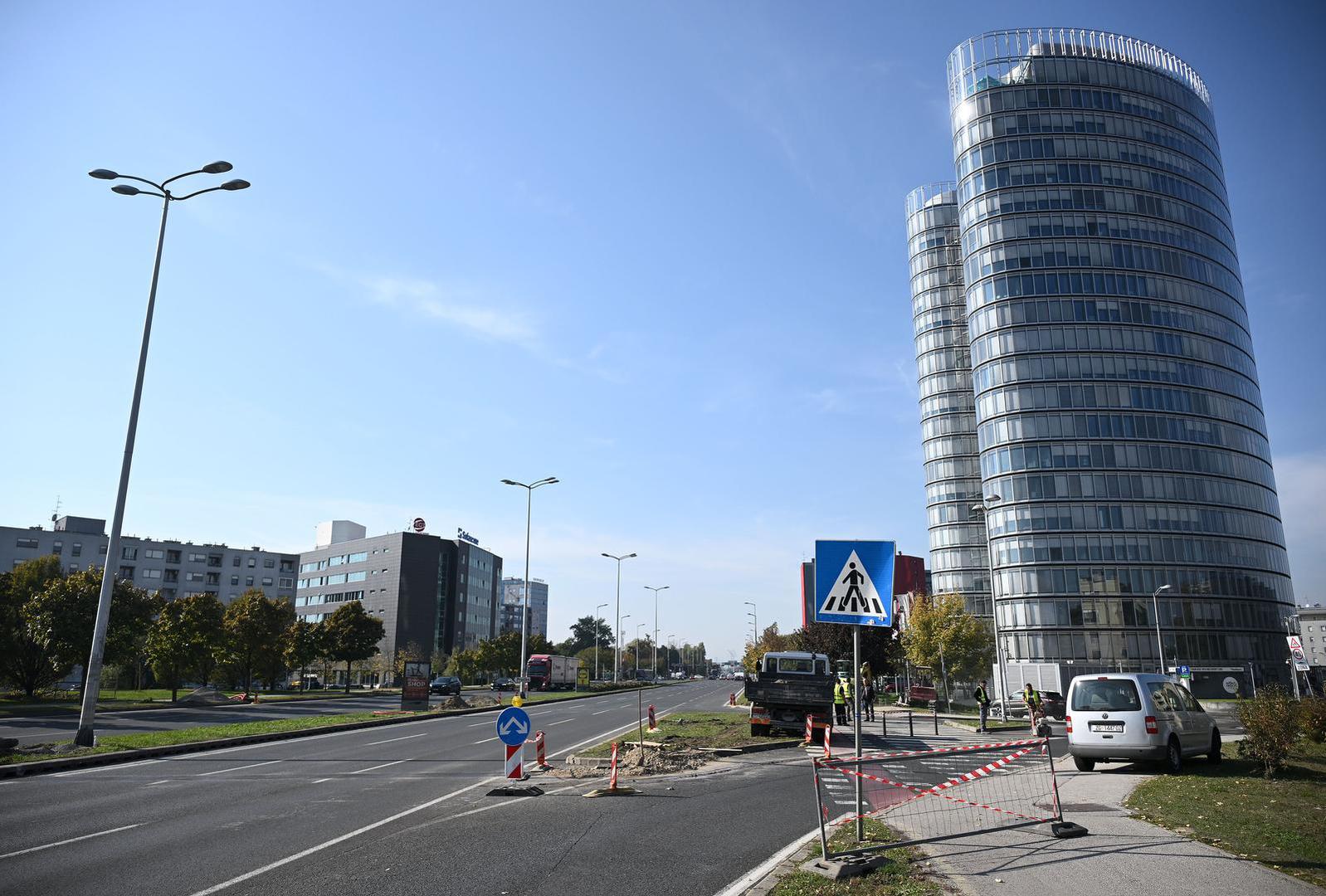 U sklopu izvođenja radova semaforizacije raskrižja Zagrebačke avenije i Ulice Roberta Frangeša Mihanovića za vikend su se izvodili radovi poprečnog prijekopa Zagrebačke avenije.