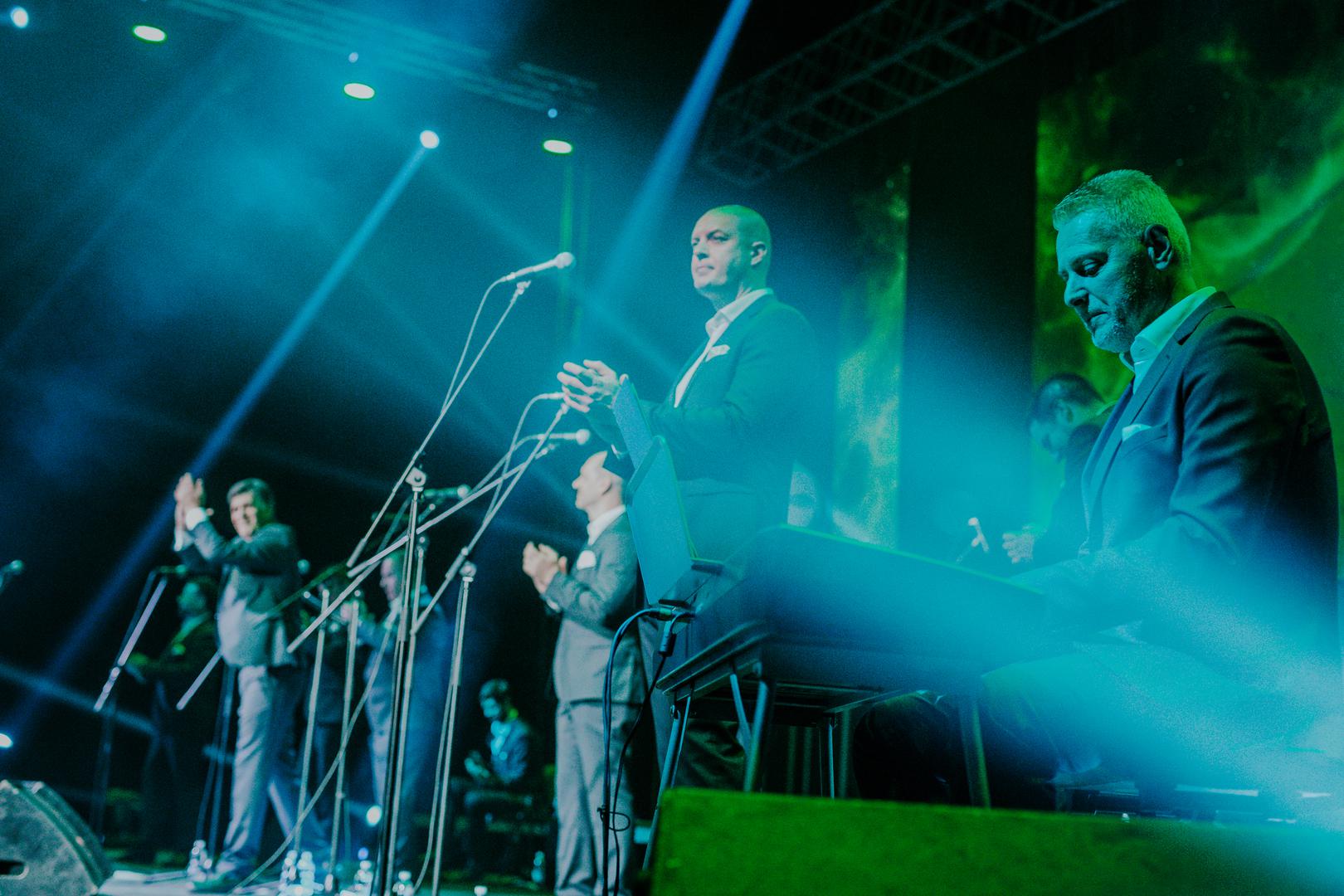 Na pozornici su im se još pridružile ženska klapa Neverinke i Duško Ćurlić s kojim su otpjevali njihov zadnji hit 'Kada ljubav dvije duše spoji'.