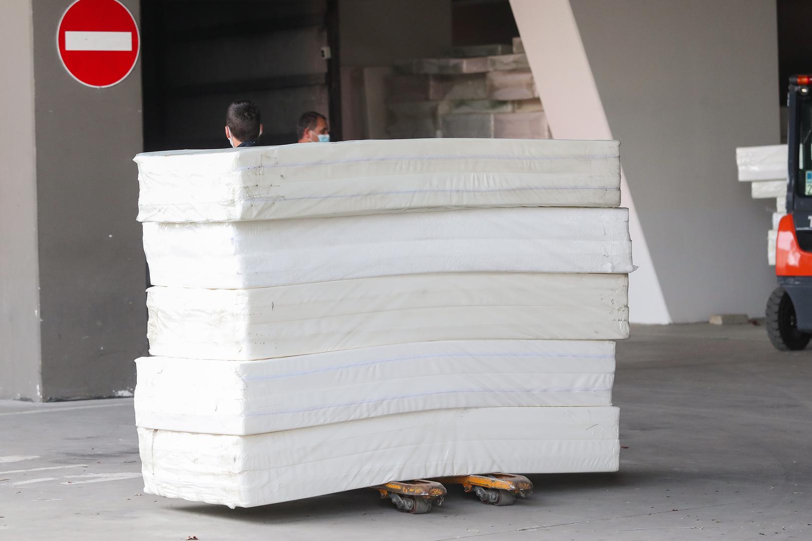 26.10.2020., Zagreb – Članovi civilne zaštite danas postavljaju krevete za oboljele u dvorani Arene Zagreb. Foto: Luka Stanzl/PIXSELL