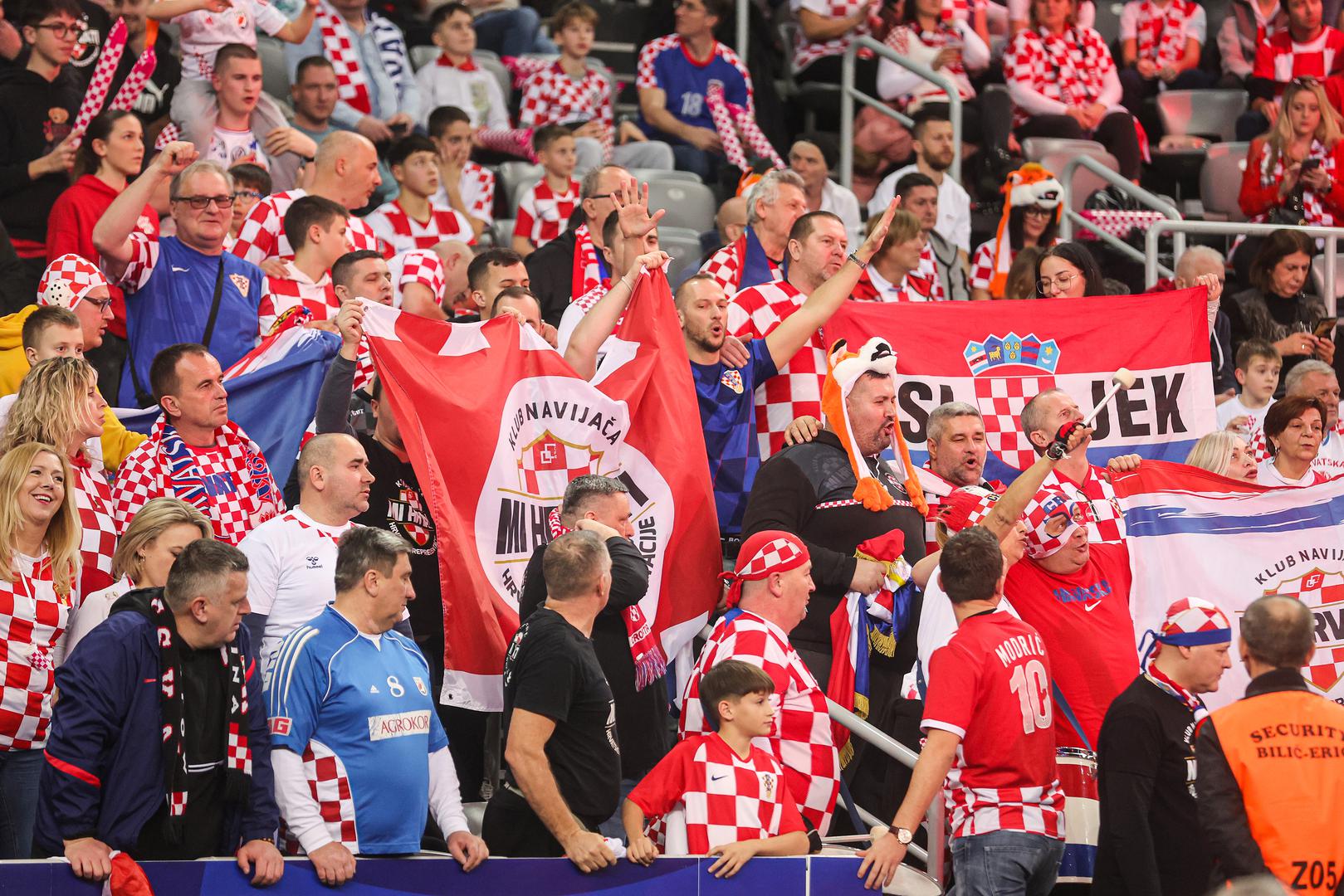 Tribine su u 'kockicama' i daju podršku našim rukometašima 