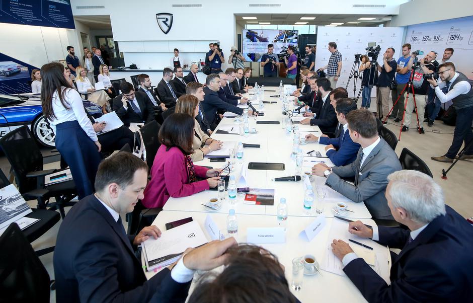 Andrej Plenković i ministri na sastanku u tvornici Rimac automobili