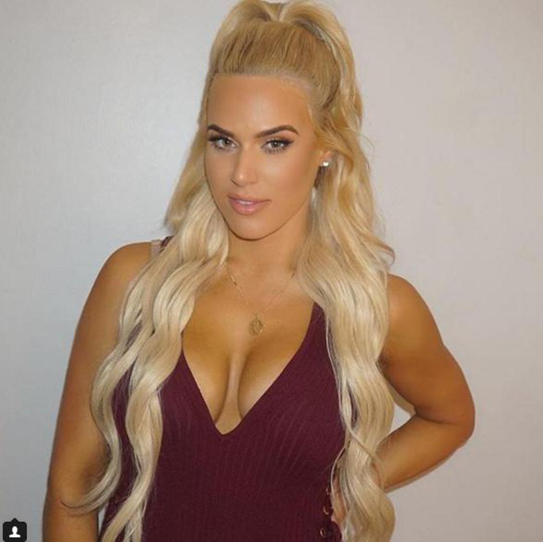 Seksi izgled pomogao joj je u prikupljanju velikog broja fanova na društvenim mrežama, na kojima često objavljuje zanimljive fotografije.