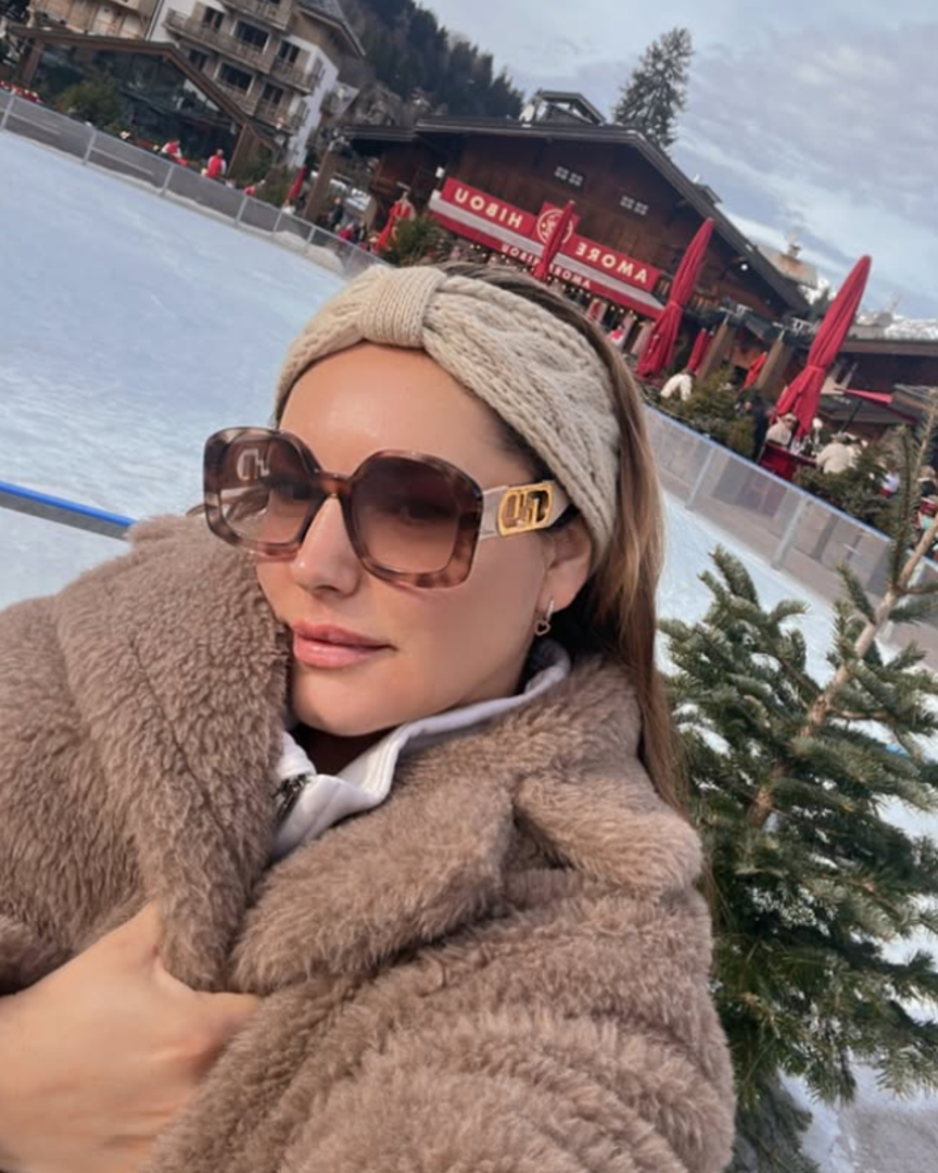 Kelly, koja je 2022. godine stala pred oltar sa svojim šest godina mlađim suprugom, iskreno je opisala njihovu zajedničku dinamiku.