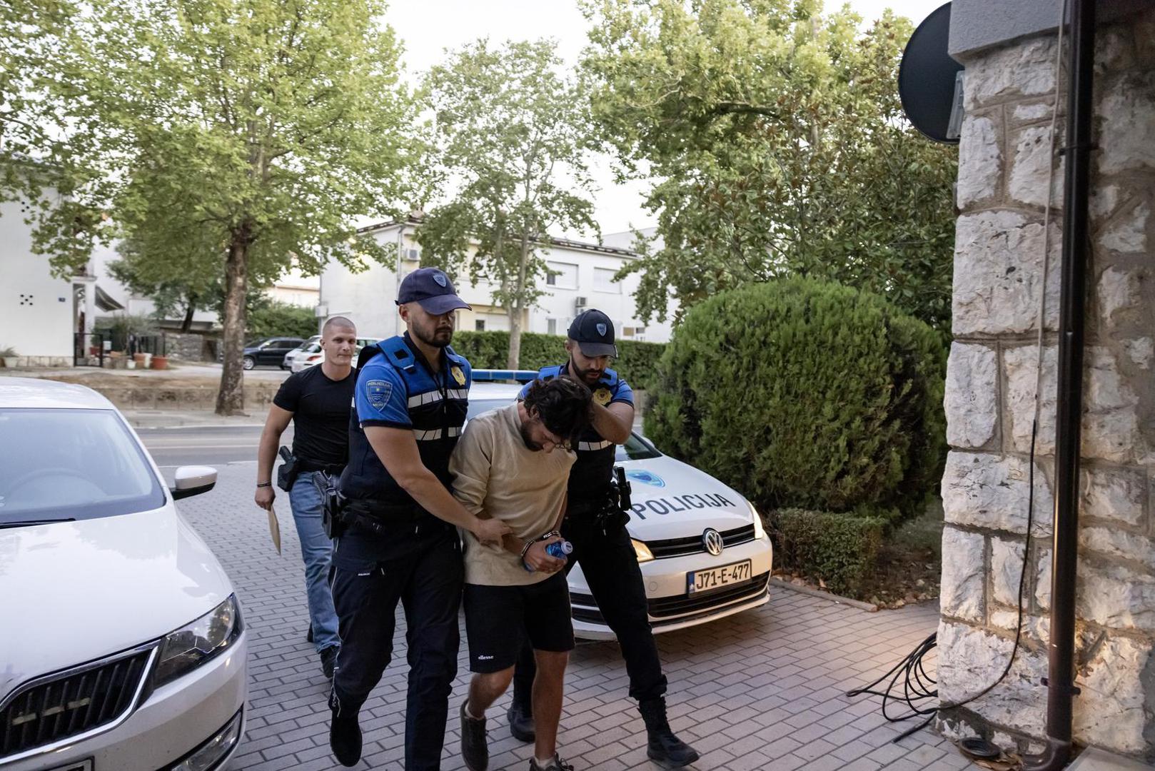 Muškarac je lociran i uhićen u utorak nešto prije 13 sati u mjestu Cerno, između Ljubuškog i Čitluka, nakon policijske potrage pokrenute zbog niza incidenata na poznatim mjestima molitve u Međugorju. 