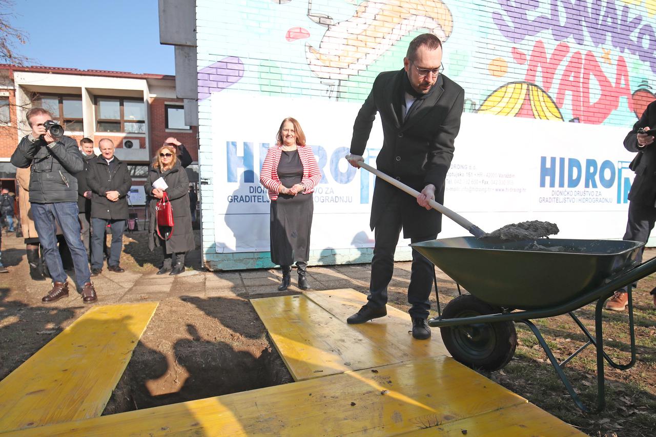 Zagreb: Gradonačelnik Tomašević položio kamen temeljac za dogradnju OŠ Ante Kovačića u Španskom