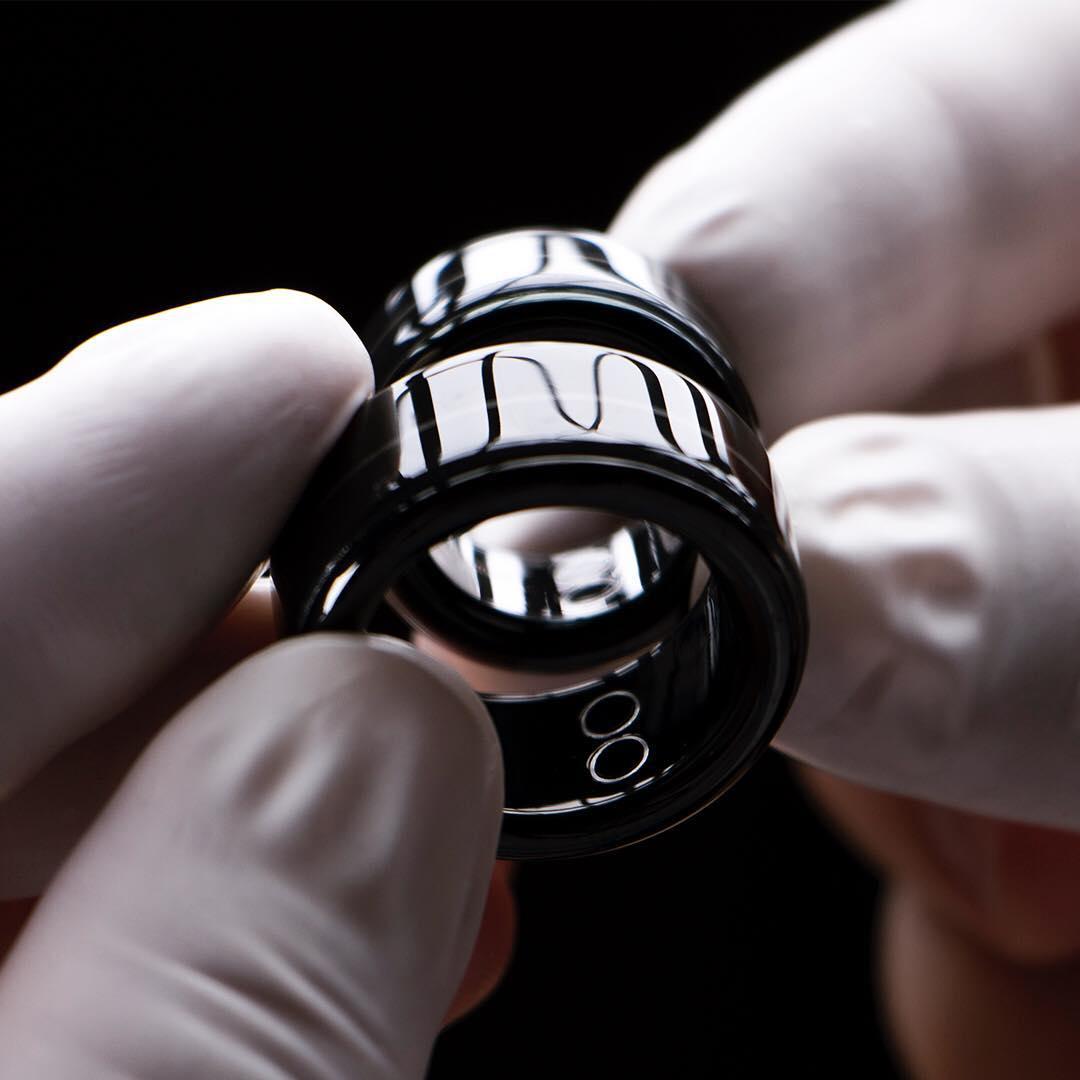 U svoju memoriju pohranjuje zadnje primljene otkucaje srca druge osobe pa, ako se dva prstena ne mogu povezati u određenom trenutku, osjetit ćete spremljene otkucaje. Prsten se povezuje bluetoothom s pametnim telefonom, a može emitirati otkucaje srca i do 14 sati u bez prekida. 

