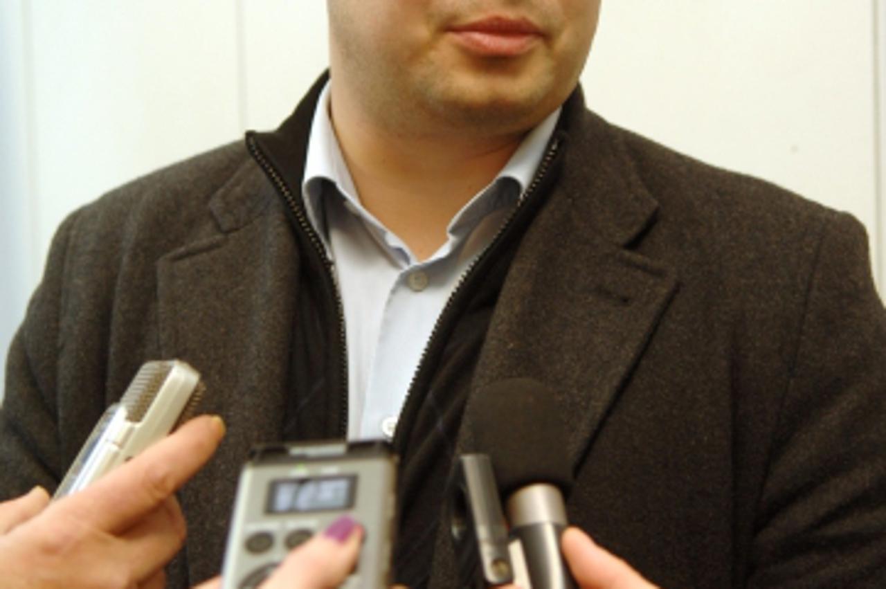 '30.11.2010., Velika Gorica - U Fini je pocela isplata novcane pomoci osobama s poplavljenih podrucja. Zoran Zic iz DC-a dobio je novcanu pomoc.  Photo: Davor Visnjic/PIXSELL'