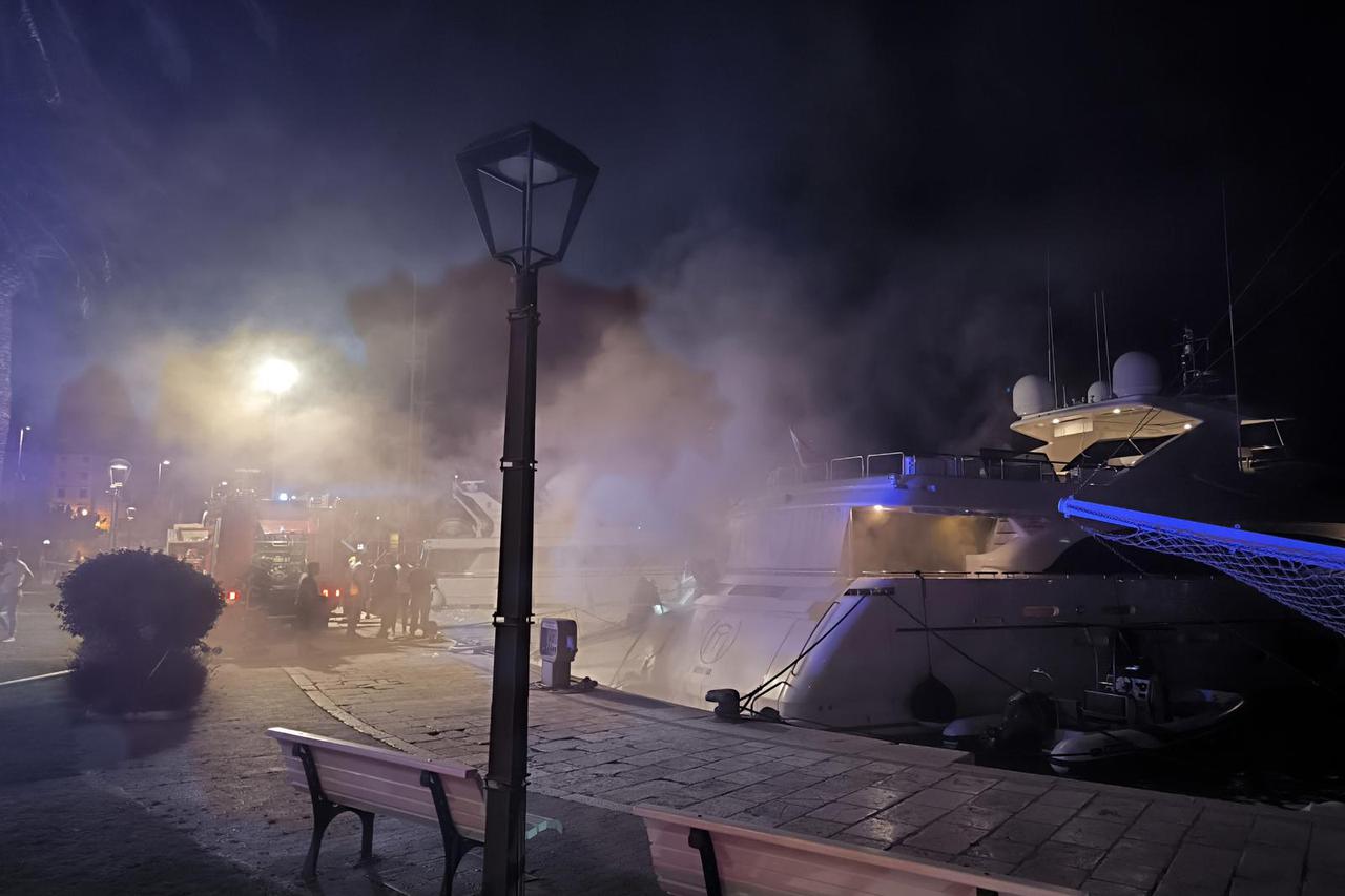 Makarska: U gradskoj luci izgorila jahta duga 24 metra