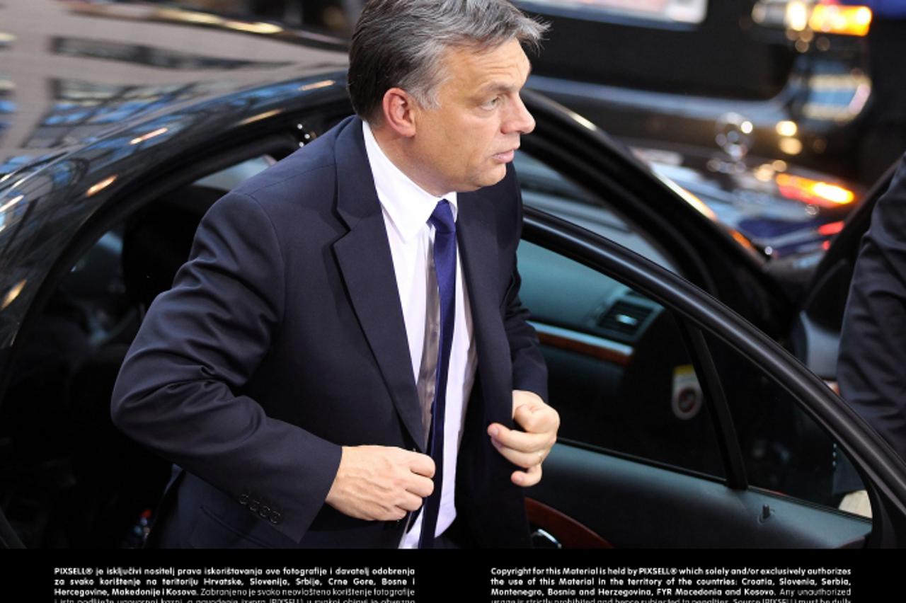 'Der ungarische Ministerpräsident Viktor Orban steigt am Mittwoch (26.10.2011) in Brüssel aus dem Wagen. Die Staats- und Regierungschefs der EU sind zu einem Sondergipfel in Brüssel zusammengekommen. 