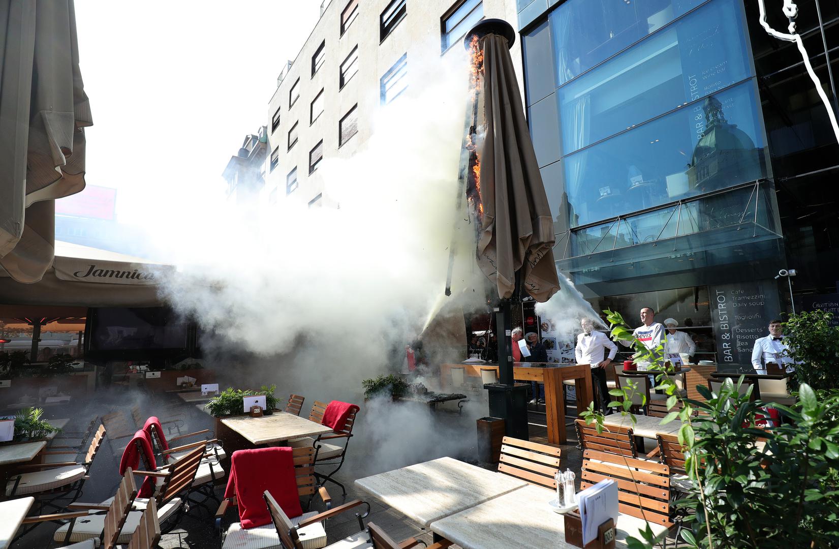 Vatra je buknula na suncobranu u kafiću Bar&Bistrot, no brzom intervencijom konobara, ugašena je vatrogasnim aparatom.