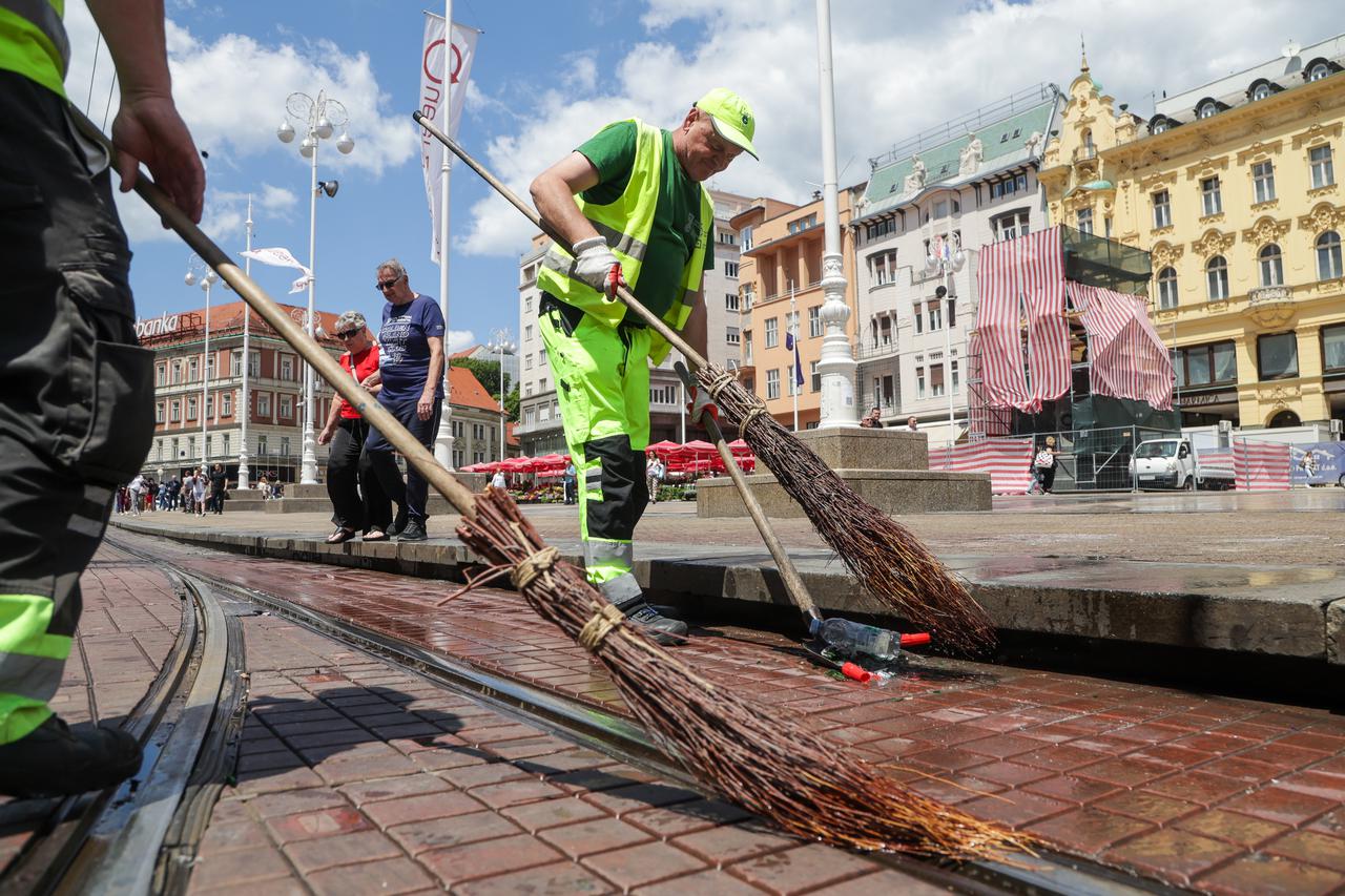 Zagreb: Radnici Čistoće čiste trg nakon slavlja maturanata