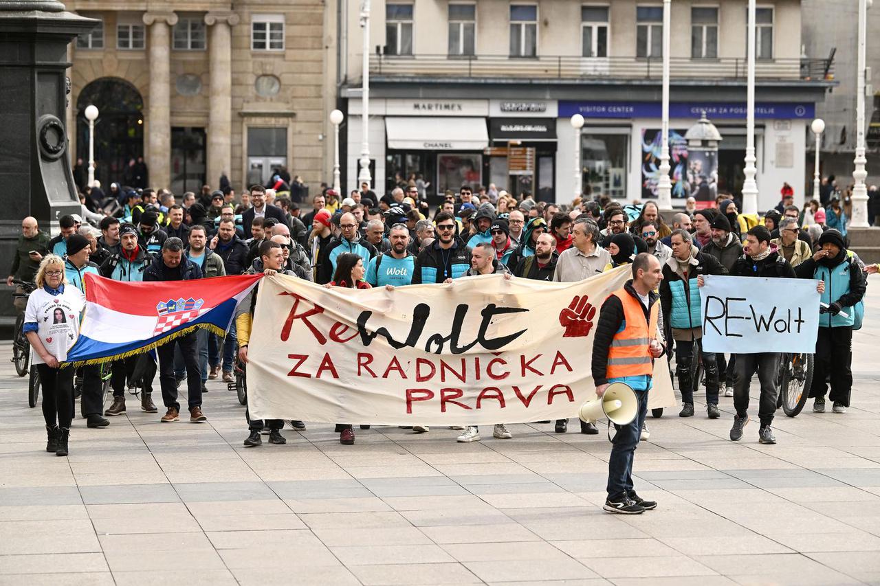 Zagreb: Prosvjed dostavljača Wolta na Trgu bana Jelačića