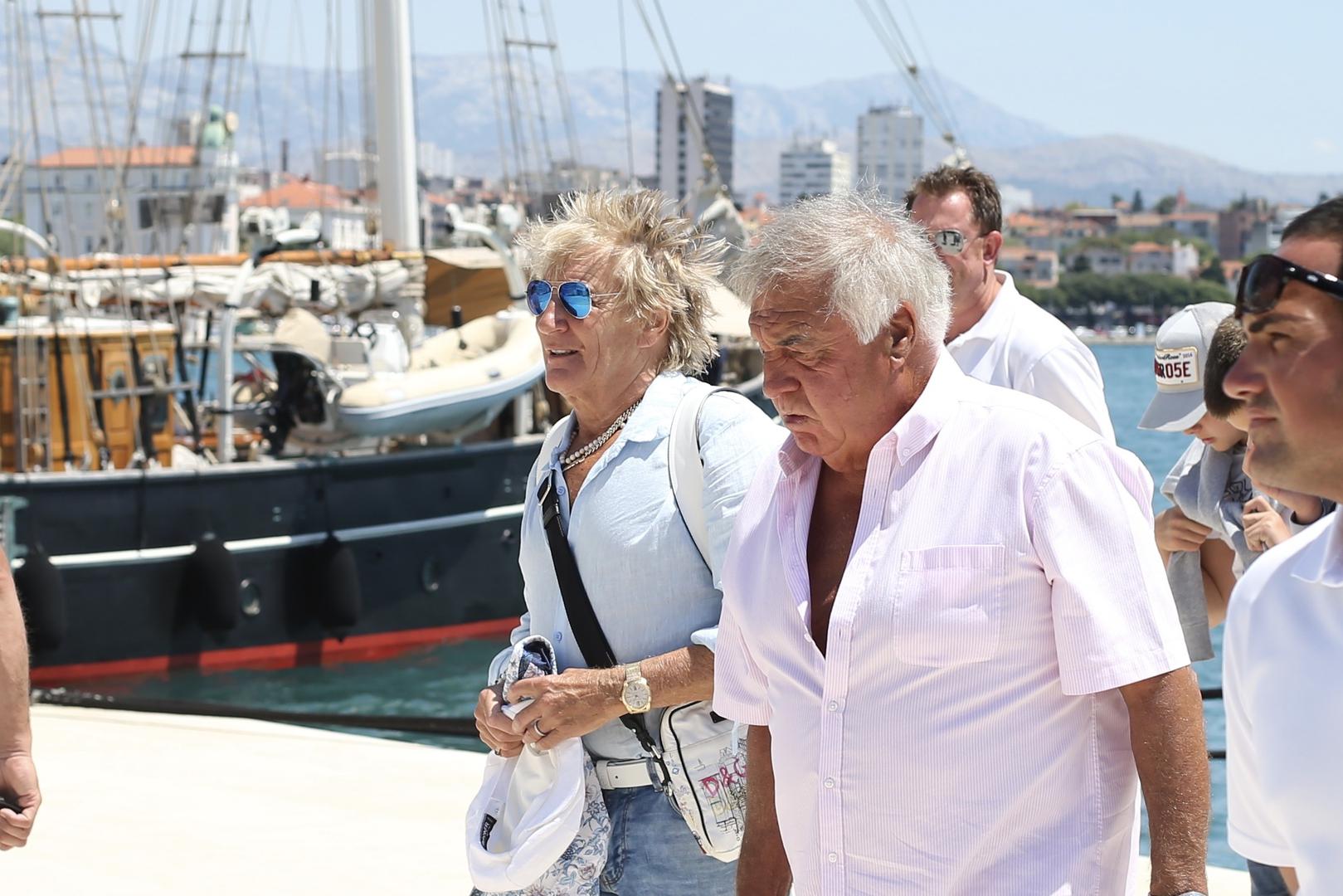 Legendarni britanski glazbenik Rod Stewart nakon odmora u Dalmaciji danas oko 13 sati napustio je jahtu koja je bile privezana u splitskoj luci, a koja je njegovoj obitelji bila dom proteklih dana dok je krstario našom obalom.